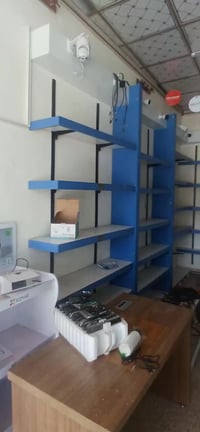 ديكور رفوف خشب مع رفوف زجاج للبيع ٠٧٧١٩٦٧٠٩٠١