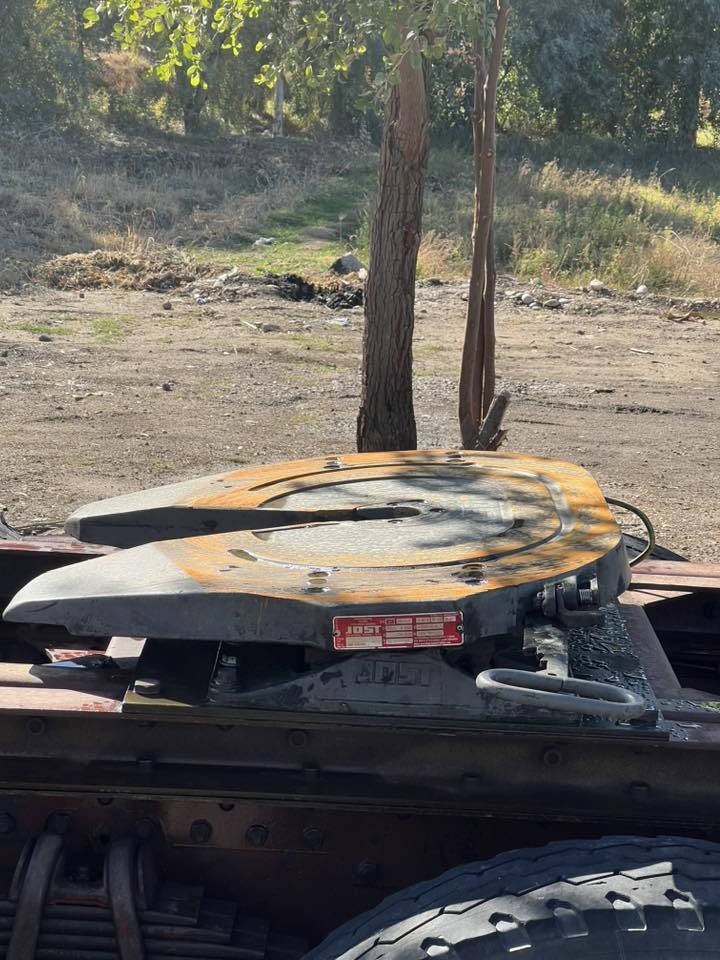 اقجم للبيع موديل ٨٢ بلادي كير 111.  محرك عادي اكسل ١8
قماره بلادي فقط بيها لغد مصبوغ وتبخير البنيد 
الشاصي مكفول من اي شيء المكان بغداد المحموديه
***********
