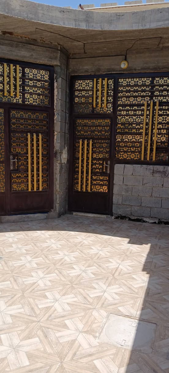 السلام عليكم بيت للبيع مساحه 150 يوجد في غرفه ٥×٤ .. صاله ٥×٤ ..استقبال ٦×٤... ومطبخ ٤×٣... صحيات داخليه وخارجيه ومحل خارجي 
البيت جاهز صب و سراميك و كهربائيات فقط البيتونه سندويج والمحل سندويج  ...الموقع حي الرشيد مقابيل النهر  
للأستفسار *********** متوجد فقط رقم للآتصال 
● ملاحظه غير متواجد علئ الخاص او الفيس بوك
