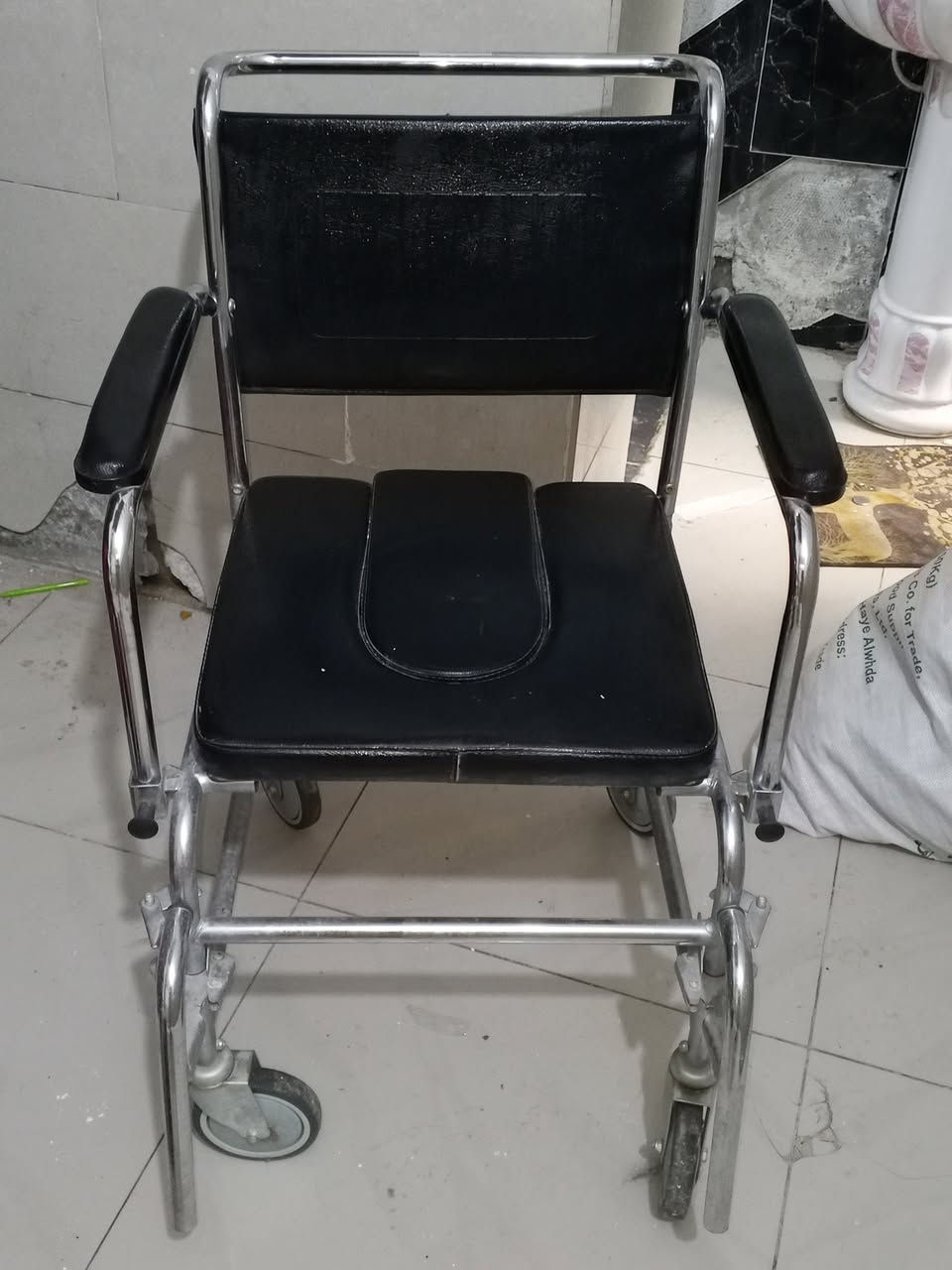 للبيع
الكنتور ابو البابين 130 وبي مجال بسيط 
الكرسي 40 
الجرارات 20 
كرسي المريض 60 
ميز المراية 20 
الصوبة 40 
الدوشك 100


**إذا كنت صاحب هذا الإعلان وتريد حذفه لأي سبب، رجاءا أرسل رسالة إلى الدعم الفني**