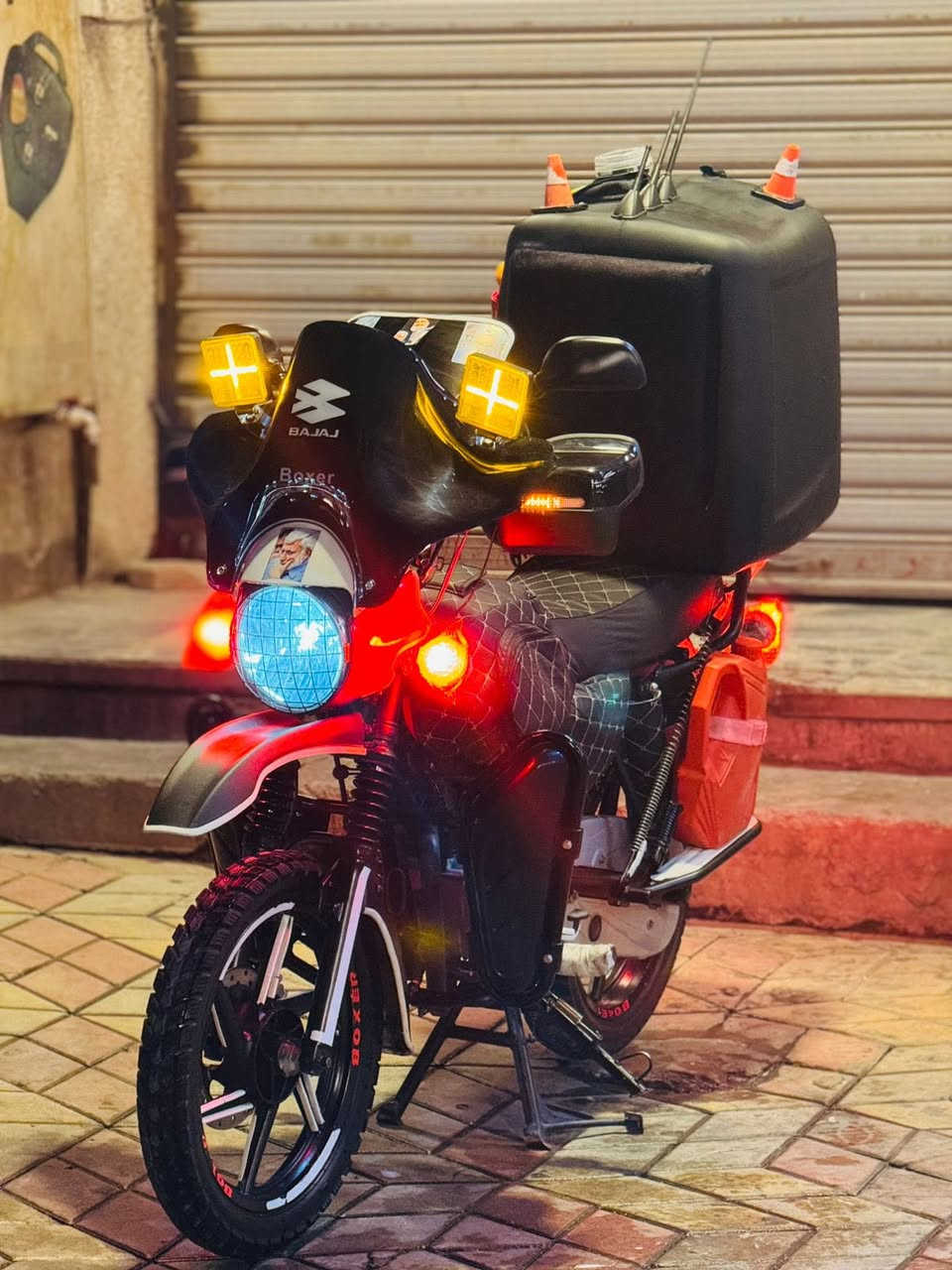 سلام عليكم دراجه بوكسر هيه ول غراض للبيع نضيفه جمبزه وترتييات حلوه عليها الدراجه نقصه بس اوراق ضاعن مني واكفلك شرقه وعشائير وتجي تاخده من باب البيت سعر 1 و100 مليون وميه شراي اتصل مو شراي لا تعبني اعبر المنشور ***********
