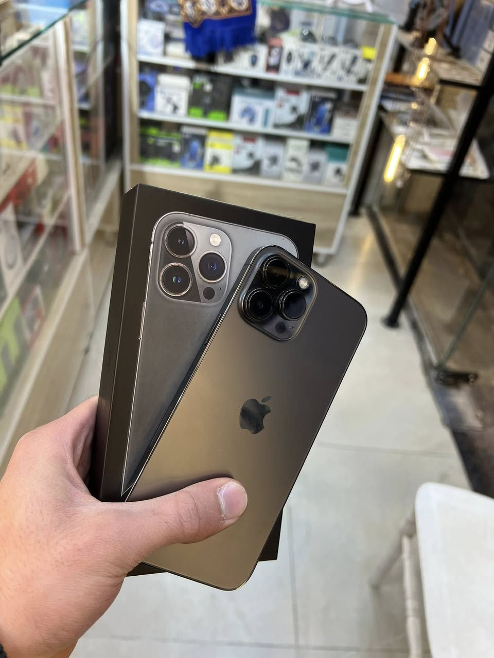 13 بروماكس 
نظافه ١٠٠%
ذاكره ٢٥٦
بطاريه ٩١
ملحقات كارتونته فقط
جهاز معنه الكلمه نظيف وتر بروف لامبدل ولا مصلح شرط 
للاستفسار خاص او اتصل ***********
