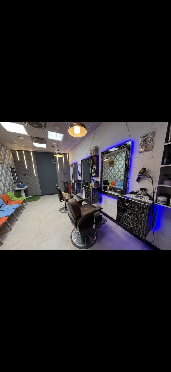 ديكور حلاقة 3 مرايات مع 3 ميوزة مجرات  للبيع مع كرسي ديكور نضيف رايدة ب450 وبي مجال
***********
