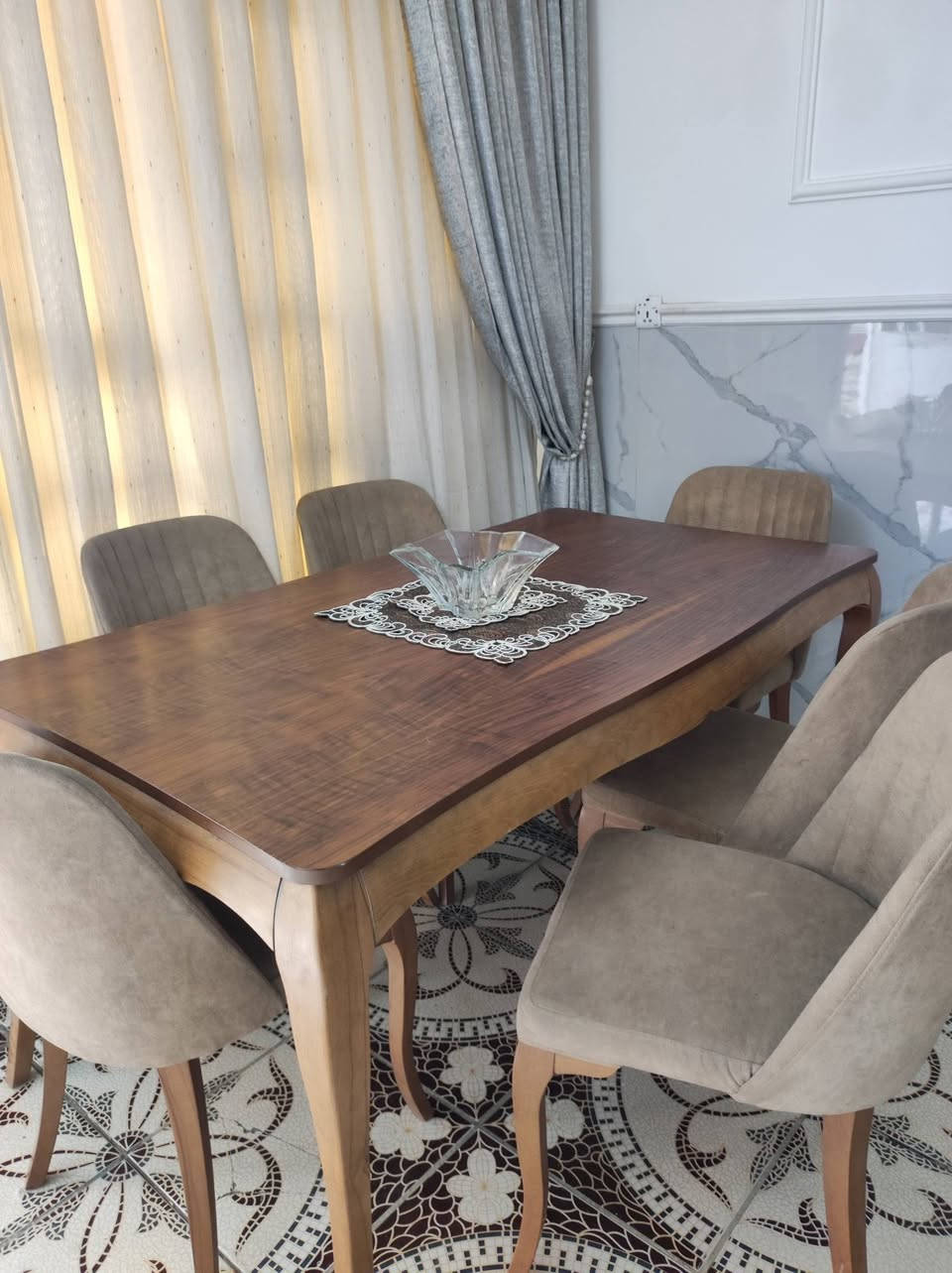 ميز طعام ٦ مقاعد نظيف جدا ..
*********** واتساب
