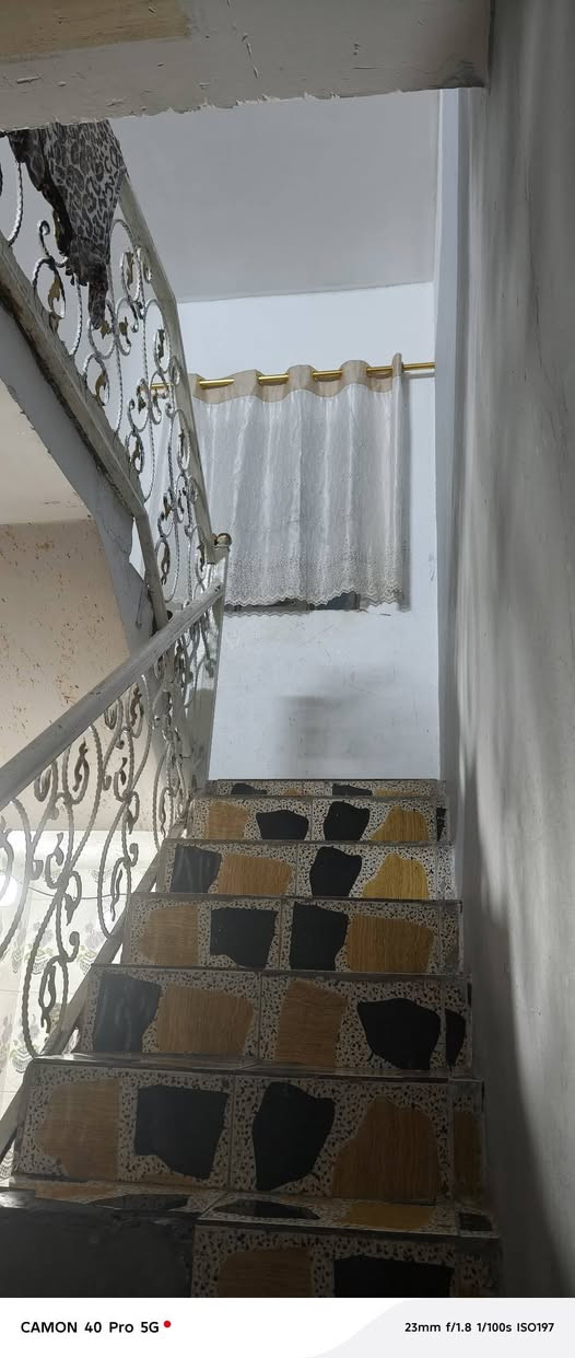 آلدآر للبيـع 270 مـتر 
3 غرف فوگ وحمـآم ؤبلگونهہ‏‏
جوآ غرفهہ‏‏ مـطـبخ ؤصـآلهہ‏‏ جبيـرهہ‏‏
 ؤمـطـبخ وحمـآمـ  طـرمـه هم جبيـرهہ‏‏ ؤحديـقهہ‏‏
للآسـتفسـآر رقمـ***********
آلعنوآن آلدوآنم آقرب نقطـهہ‏‏ دآلهہ‏‏ جآمـع آلگرطـآن
