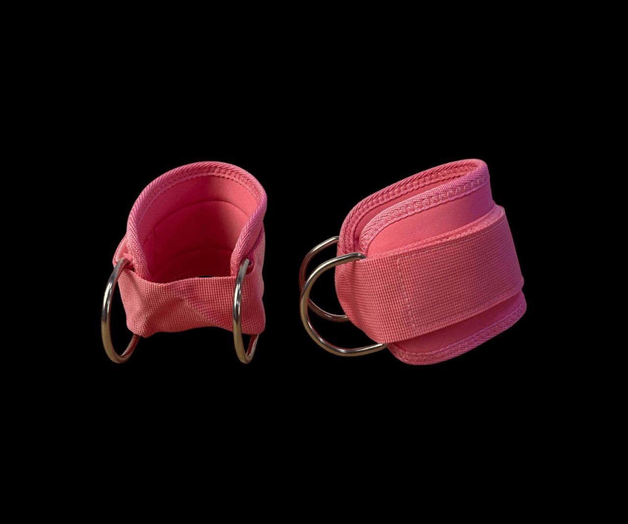 حبل تمارين الكاحل بالمقاومة – مجموعة تدريب الأرجل المتكاملة

الاستخدامات:

مثالي لتمارين الجزء السفلي من الجسم وتقوية عضلات الساقين والكاحلين والأرداف.

مناسب للتمارين المنزلية أو في الجيم لتحسين المرونة والتوازن.

يستخدم في إعادة التأهيل بعد الإصابات الرياضية لتقوية العضلات تدريجيًا.

يمكن استخدامه في تمارين المقاومة المختلفة مثل رفع الأرجل، فتح الورك، وتمارين التمدد.

المميزات:

تصميم مريح وآمن: أحزمة كاحل مبطنة بالإسفنج ومغطاة بالقماش القوي لتوفير راحة أثناء التمرين.

مواد متينة: الحبال مصنوعة من اللاتكس عالي المرونة لتحمل الشد المتكرر دون تلف.

مشابك معدنية قوية تمنح ثباتًا عاليًا وسهولة في التثبيت والإزالة.

طول حبال المقاومة: 32 سم

ألوان أنيقة: تصميم جذاب باللون الوردي والبنفسجي يمنح طابعًا أنثويًا عصريًا.

سهولة التخزين والنقل: يأتي المنتج داخل كيس قماشي أسود مزوّد بخيط سحب للحفظ والنقل بسهولة.

محتويات الصندوق:

2 أحزمة كاحل مبطنة مع حلقات معدنية.

3 حبال مقاومة بألوان مختلفة.

كيس تخزين قماشي أسود. (طول الكيس: 24 سمعرض الكيس: 30 سمارتفاع الكيس: 3 سم)

الملاحظات:

يفضّل التأكد من تثبيت المشابك جيدًا قبل البدء بالتمارين.

يُنصح بعدم شد الحبال بقوة مفرطة لتجنب فقدان المرونة مع الوقت.

مناسب للرجال والنساء بجميع مستويات اللياقة.

يُغسل الكيس والأحزمة يدويًا بالماء البارد فقط.

⭐يوجد خدمة توصيل لجميع المحافظات


**إذا كنت صاحب هذا الإعلان وتريد حذفه لأي سبب، رجاءا أرسل رسالة إلى الدعم الفني**