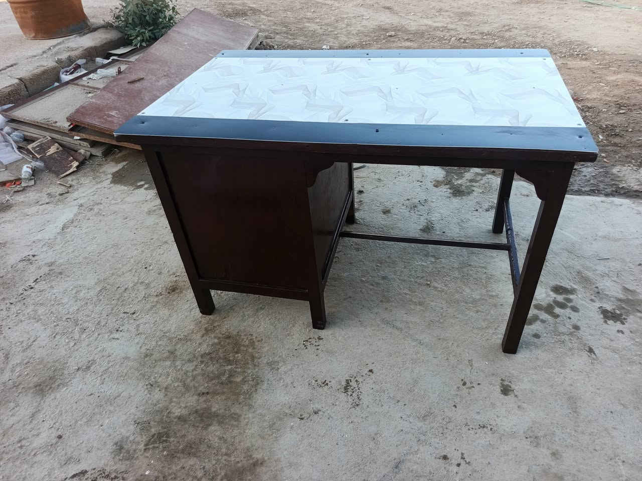 السلام عليكم ميز حساب خشب زان عراقي ثقيل 
وجه الامنيوم مصبوق وجاهز السعر 75 
مكان كرابله ***********

