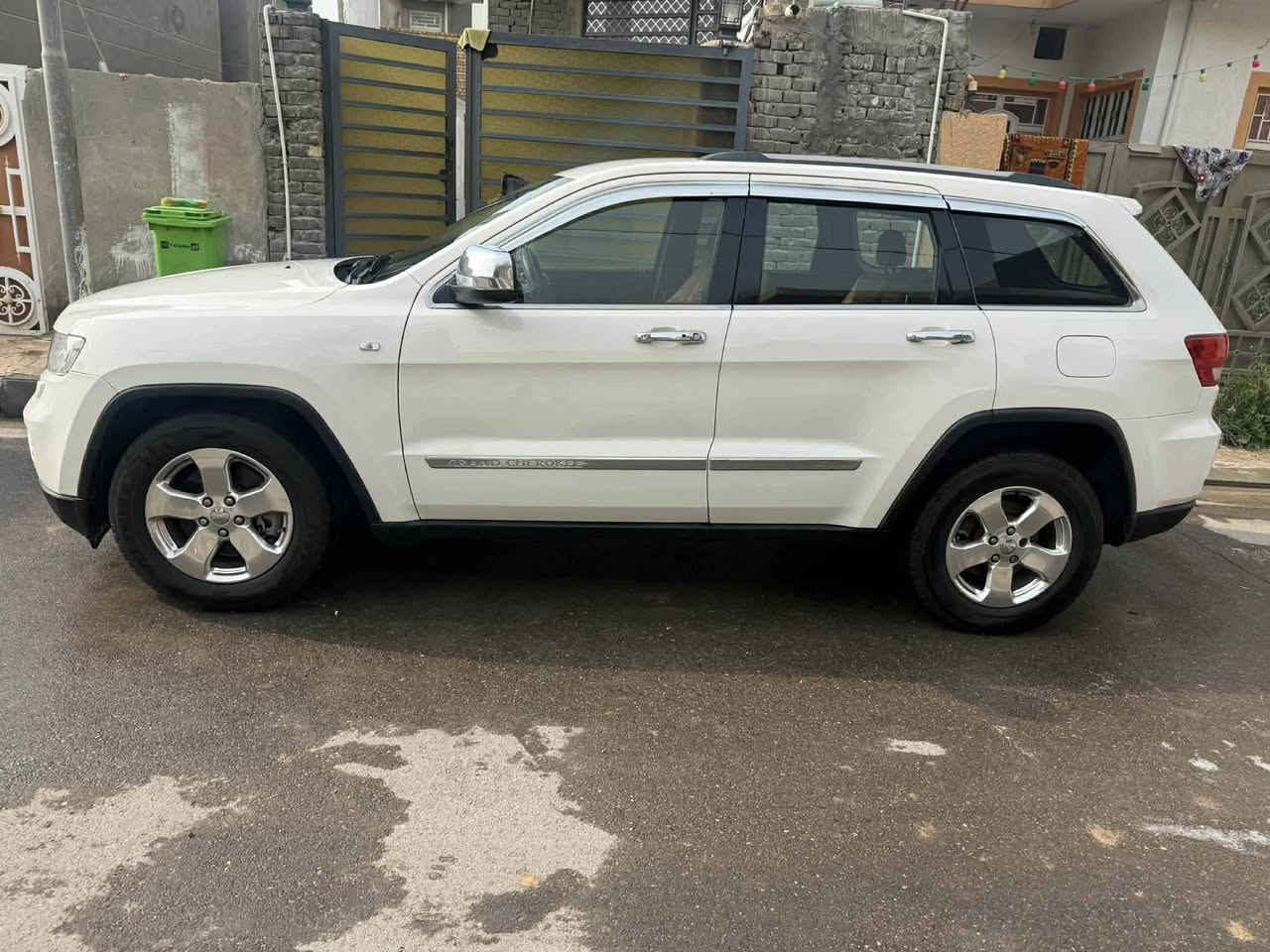 سلام عليكم
للبيع جيب اريده خليجي بدون حادث بيها رشات تجميل اثر شخوط وسونار مرفوق ويه الصور موديل 2012  محرك 3600 السياره ستعمال شخصي 
تختم تاير جديد ويل جديد كير محرك تبريد جيد جدا صدر امامي وخلفي جيد جدا 
السياره حلوة و نظيفه و ترايها مفتوح بفضل الله سنويه بأسمي هزة جديده تحويل مباشر السعر 175 مكانها الكوت ***********
