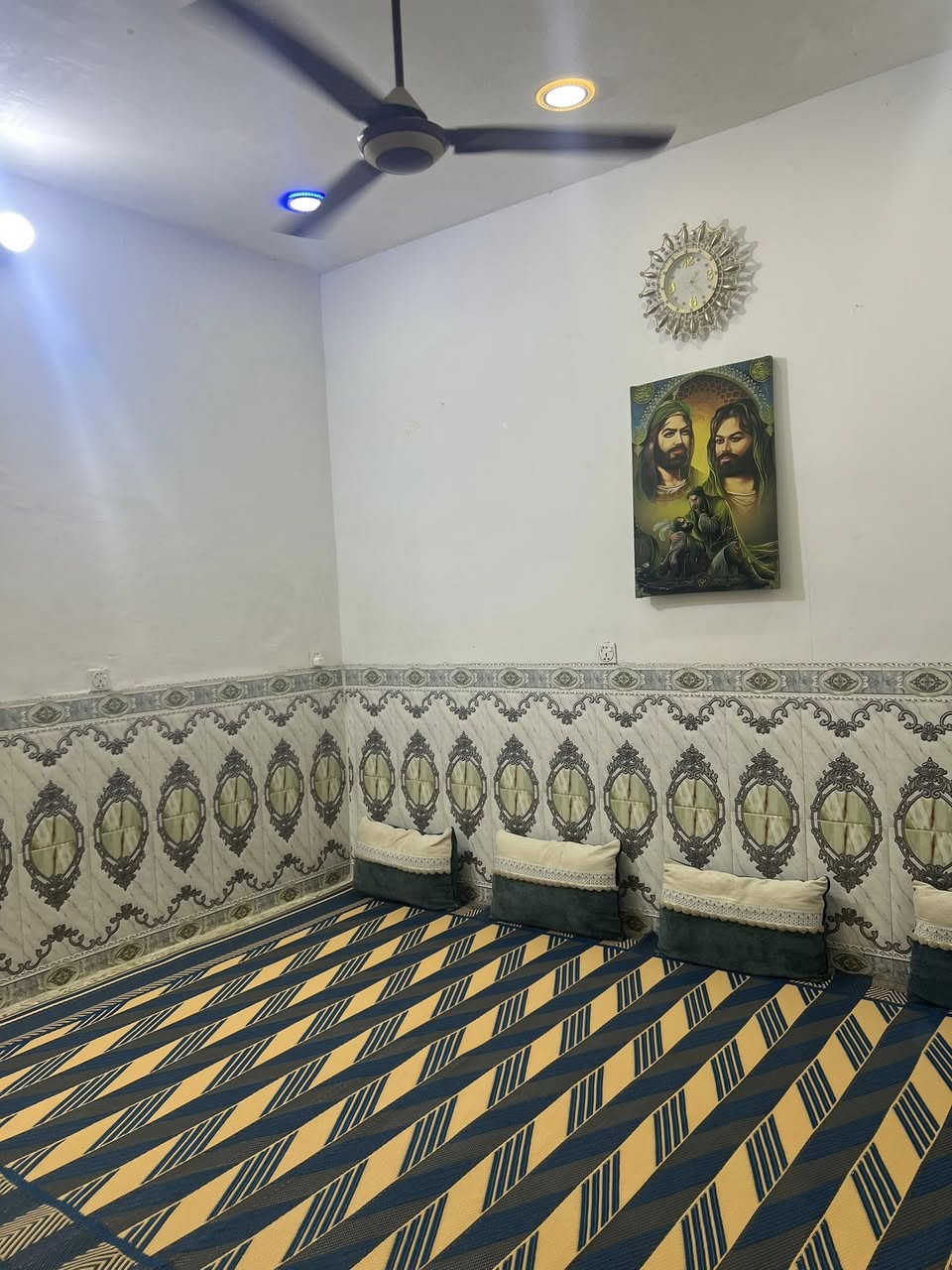 السلام عليكم نص قطعه خلفيه للبيع شعله / ام نجم طابو صرف كاظميه طابق واحد بناء سنه2022 كامله موقعها مميز قريبه علنهر بصفها قطعه مال ناس مسافرين عايفيها اني مسيجها من ظمن بيت بس هي موالي مال ناس بس تاركيها للزمن بيها  كراج +حديقه+نافوره سعر 79 رقمي ***********

