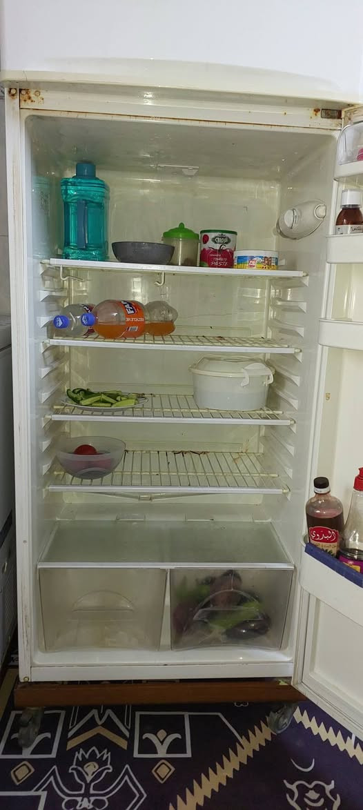 ثلاجة ارجليك تركي اصلي ١٦ قدم بحالة جيدة، فقط بحاجة الى ماطور (الماطور عاطل) .. الاستفسار على الرقم ***********
