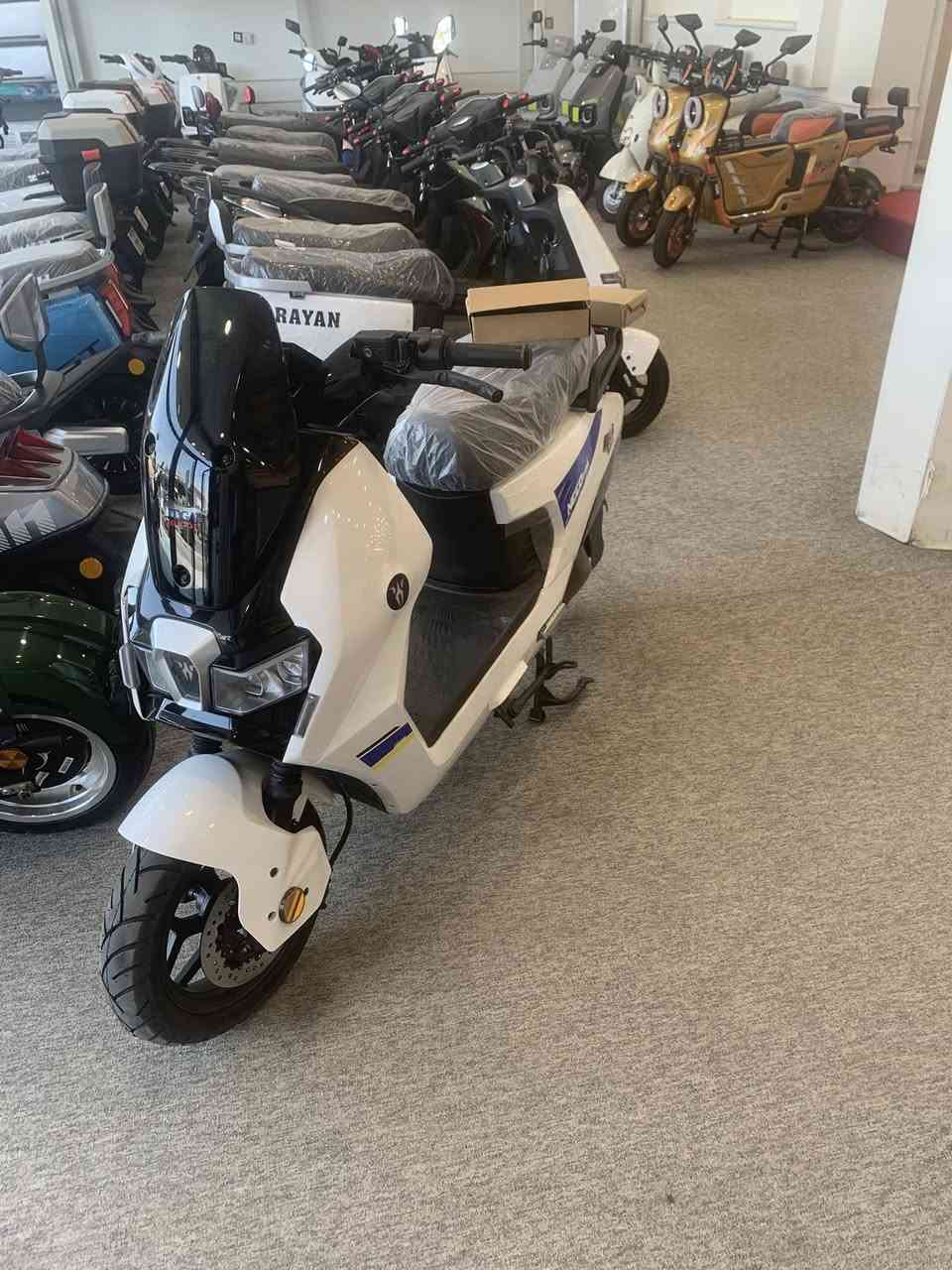 السلام عليكم دراجة شركة هودي كوجر 2000w 72v 40A  بطارية ليثيوم سرعة 99  بالشحنة الوحدة من 60_70 كيلو متر  السعر خاص ***********

