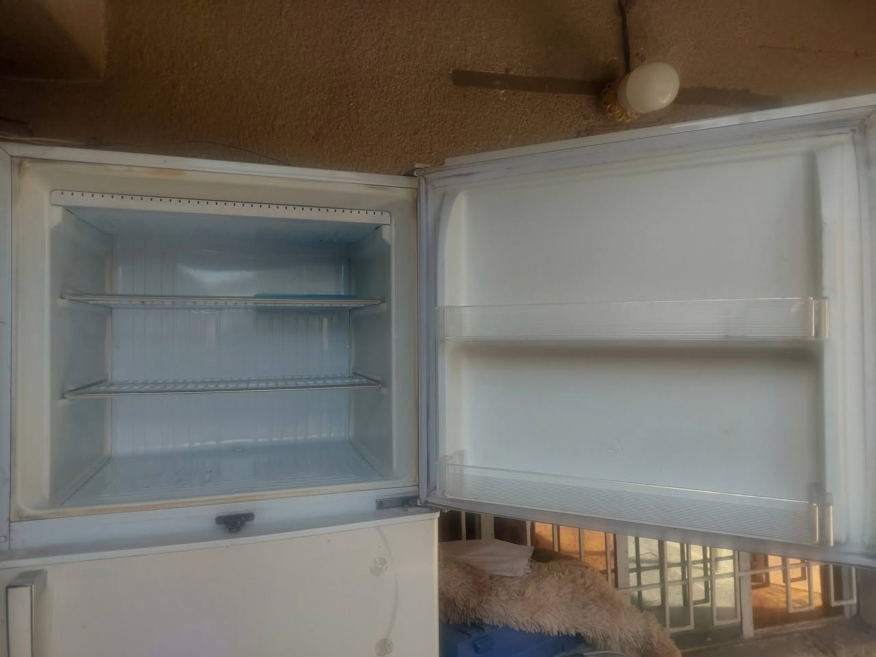 سلام عليكم للبيع ثلاجه كبيره نضيفه جدن***********
