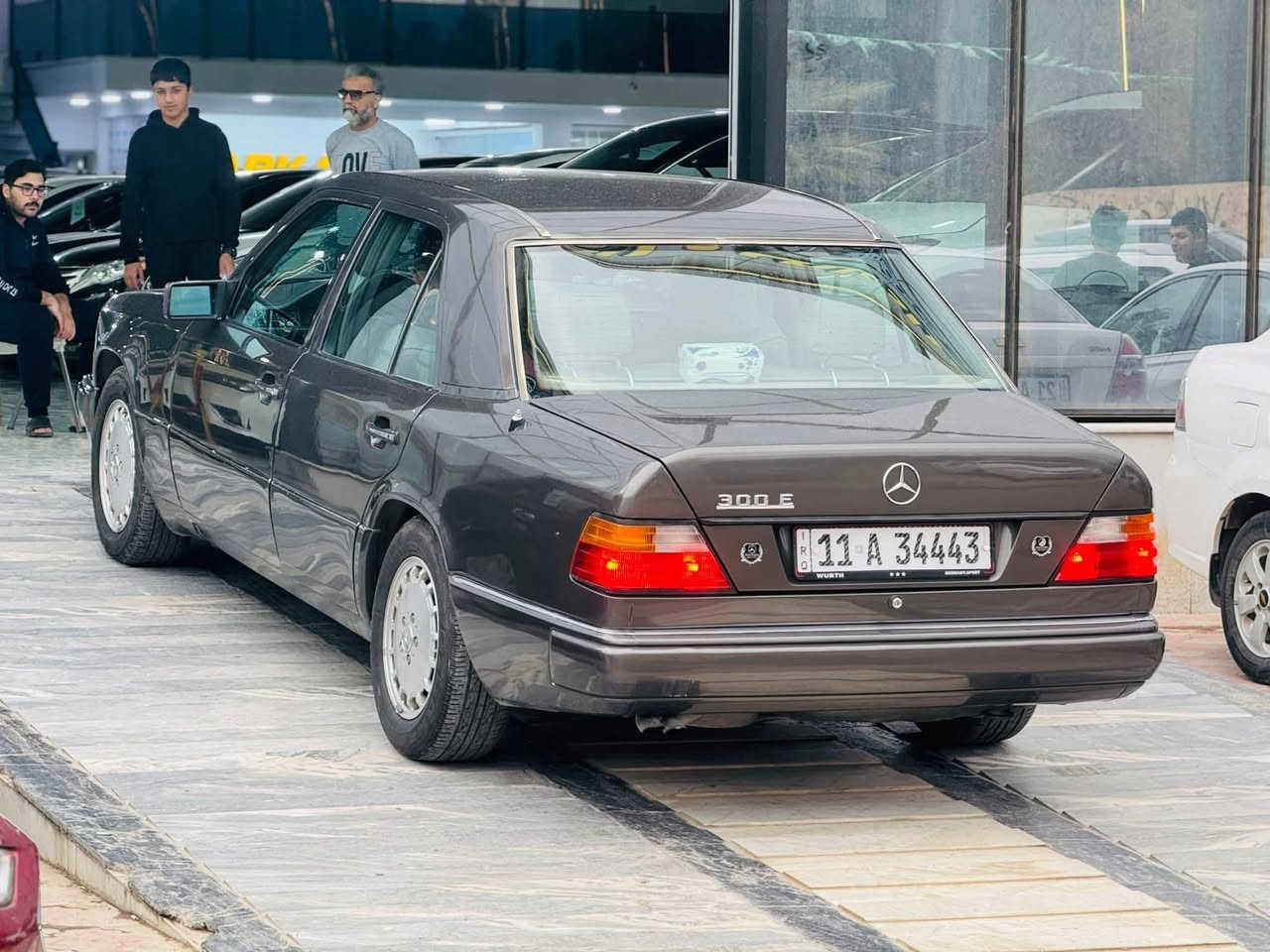 سلام عليكم
نوع السيارة /  مارسدس دب 300
موديل /1991
صبغ عام جماليه 
رقم بغداد 
شرط تحويل وكاله   
العنوان / ديالى - خانقين
***********
