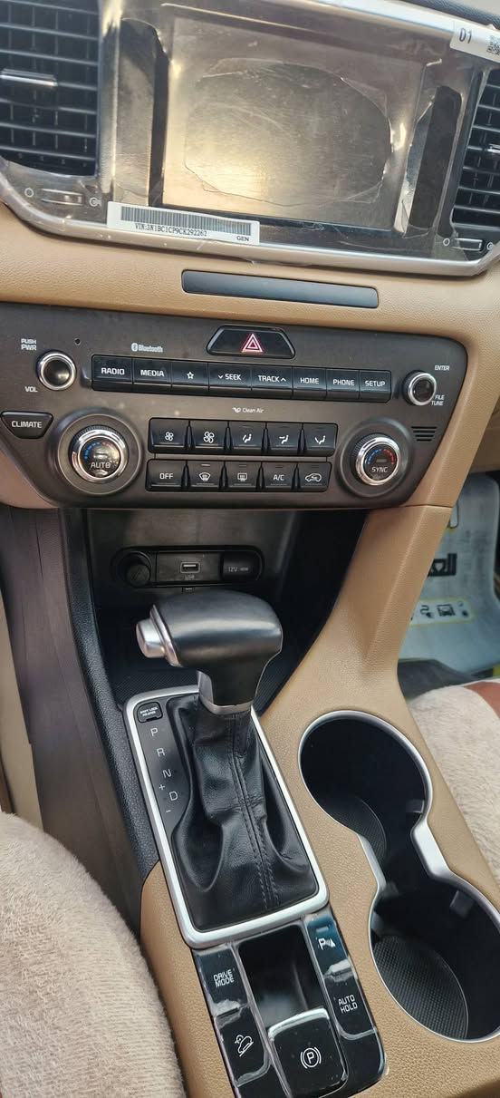 سياره للبيع كيا سيورتج خليجي ماشي  80 الف سياره فول واحد على واحد بس الباب الخلفي بي بارد بسيط موديل 2020 السعر 210 بي مجال الرقم ***********
