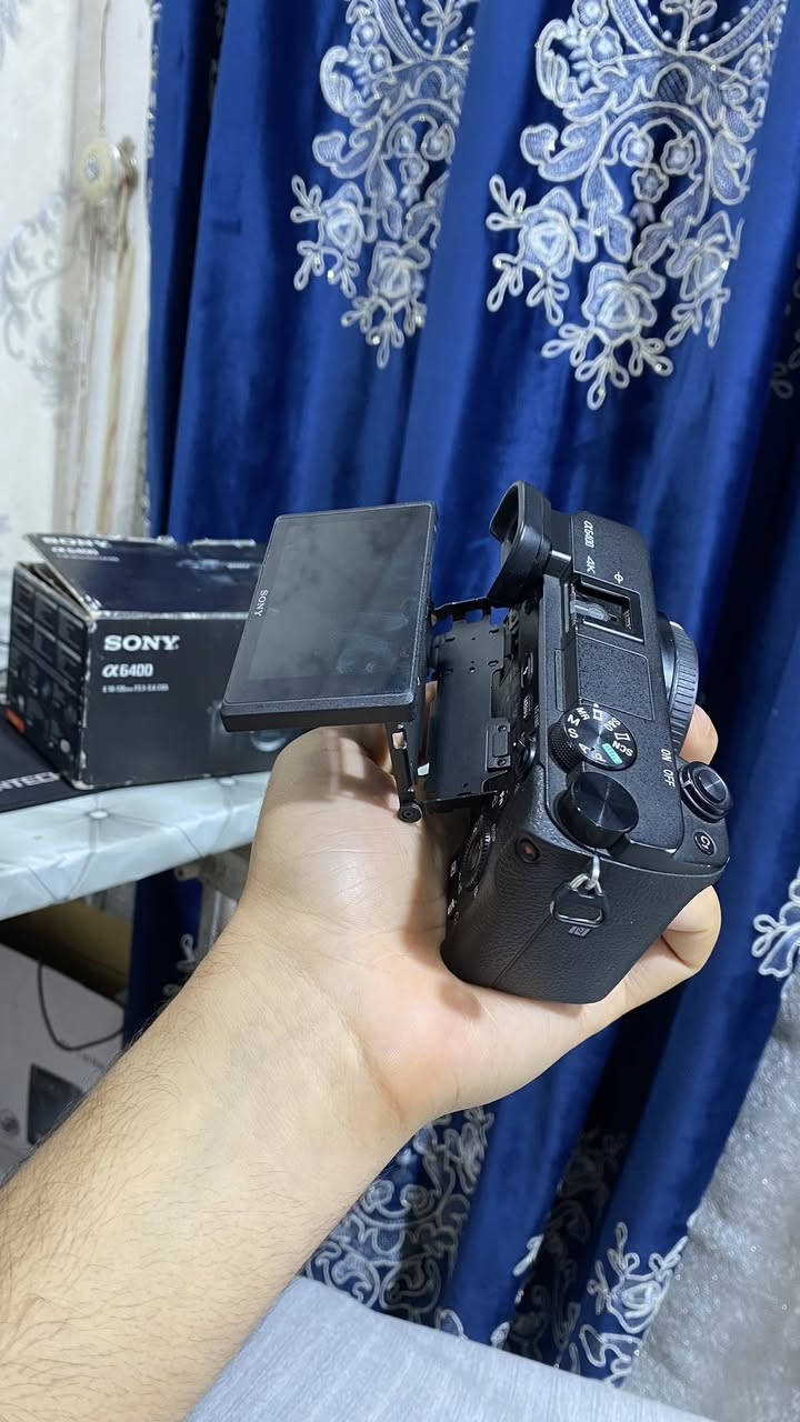 كاميرا سوني a6400 مستخدمة ونضيفة مثل ما موضحة بالصور واستخدام شخصي ابيع فقط البدي مع كارتونة وشاحن اصلي وبطاريتين  ومواصفات الكاميرا مرفق مع الصور للاستفسار ***********
