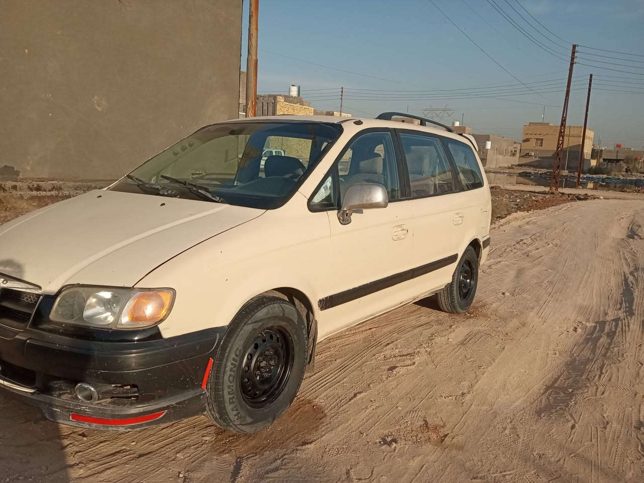 هيونداي تراجيت اجره موديل 2006 سنويه لل 27 مصفره هيئه وغرامات السعر 50 وبيها مجال  محرك كير حداديه وسط تبريد قطعتين مكانها سماوه ،خطها سماوه خضر  ***********
