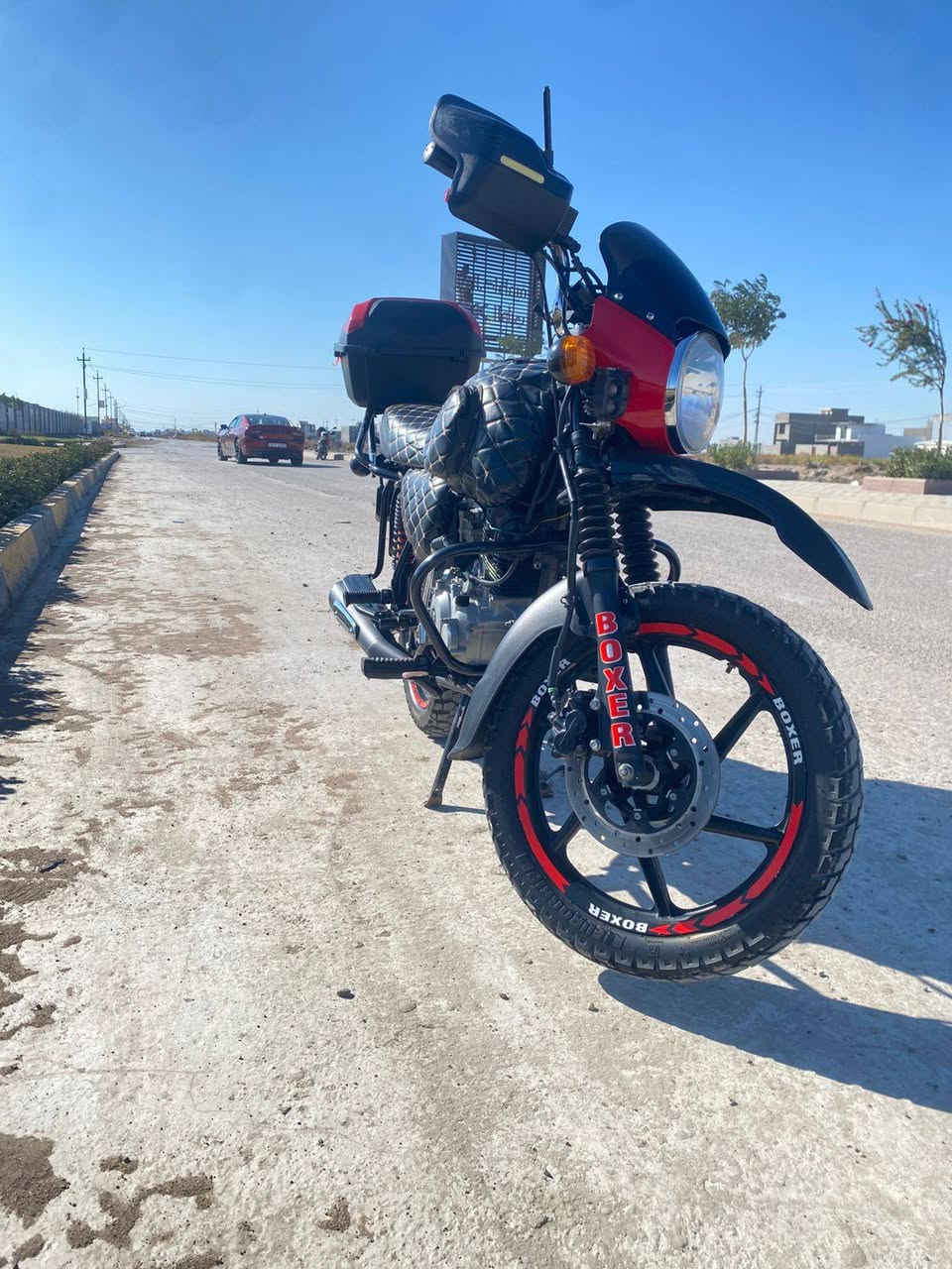 السلام عليكم دراجه بوكسر موديل ٢٣مرقم لوحه وسنويه دراجه بعده جديده مكفوله من كلشي متصرف عليه ربع خير من الله 
السعر ٢٤٠٠ الدراجه ممشتغله دلفري 
مكاني بغداد 
***********
