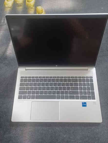 السلام عليكم ورحمة الله
جهاز لابتوب للبيع(الجهاز صار شهر من اخذته وبيه وصل ضمان 6 اشهر جهاز اشتريتة جديد وغير مستخدم)الجهاز نظيف بشكل 
#السعر800الف بيه مجال بسيط علما الجهاز ماخذه
أغلى من هذا السعر ومكتوب سعره بالوصل 
#المكان بغداد تقاطع درويش حي التراث 
رقم الهاتف:***********
رقم الهاتف:***********
رجاءً فقط آلي يعرف بيهن يدخل لأن راح ادزلك
معلوماته بالكامل...

الموديل:
HP ProBook 450 G10
شاشة 15.6 إنش
هذا موديل مخصص للجامعة والعمل معروف بالاعتمادية والقوة.
نظام التشغيل:
Windows 11 Pro 64-bit
إصدار: 22621 (Build 22621)
يعني عندك نسخة احترافية من ويندوز 11 مع آخر التحديثات تقريبًا.
المعالج (CPU):
Intel Core i5-1335U (الجيل 13)
يحتوي على 12 نواة (Cores)
سرعة أساسية تقريبًا 1.3GHz وقد ترتفع أعلى أثناء الضغط هذا معالج ممتاز للدراسةالبرامج، التصفح، المهام المكتبية وحتى بعض البرامج الثقيلة.

الذاكرة (RAM)
16GB RAM بدون

صناعة شركةال HB
ملاحظة الجهاز بيه إنارة كيبورد في الوضع الليلي
