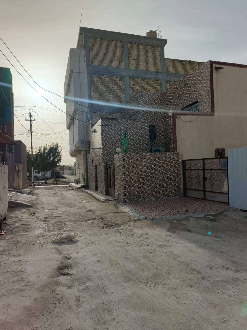 #للبيع
☑️بيت طابقين بالاسكان شارع المرور ، مساحه ١٤٠م مكون من اربع غرف نوم وصاله وهول ومطبخ وصحيات داخليه وخارجيه نظيف ويبعد عن الشارع اربع امتار المنطقه هادئه ومرتبه قريبه جدآ من الجمعيه لمعرفة السعر اكتب تم 
وللاستفسار عن التفاصيل الاتصال ع رقم بي واتس ***********
