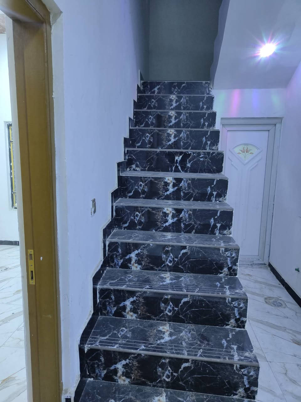 السلام عليكم بيت جاهز للبيع الموقع الجزيره شارع الصقر في البدايه مساحه 100 متر
شارع تبليط 10 متر موقع مميز يقع على شارعين عامات شارع اليوبه والغبي يحتوي على 3 غرف نوم مع صاله مع مطبخ مع ديوانيه حمامات داخليه وخارجي بناء حديث سطح ايزوكام بيت جاهز ماطور كيزر كهربائيات وغيرها البيت طابو صرف زراعي بأسم عراقي ساكنين بنفس المنطقه 
السعر 63 وبي مجال للشراي 
الاتصال على الرقم    ***********
