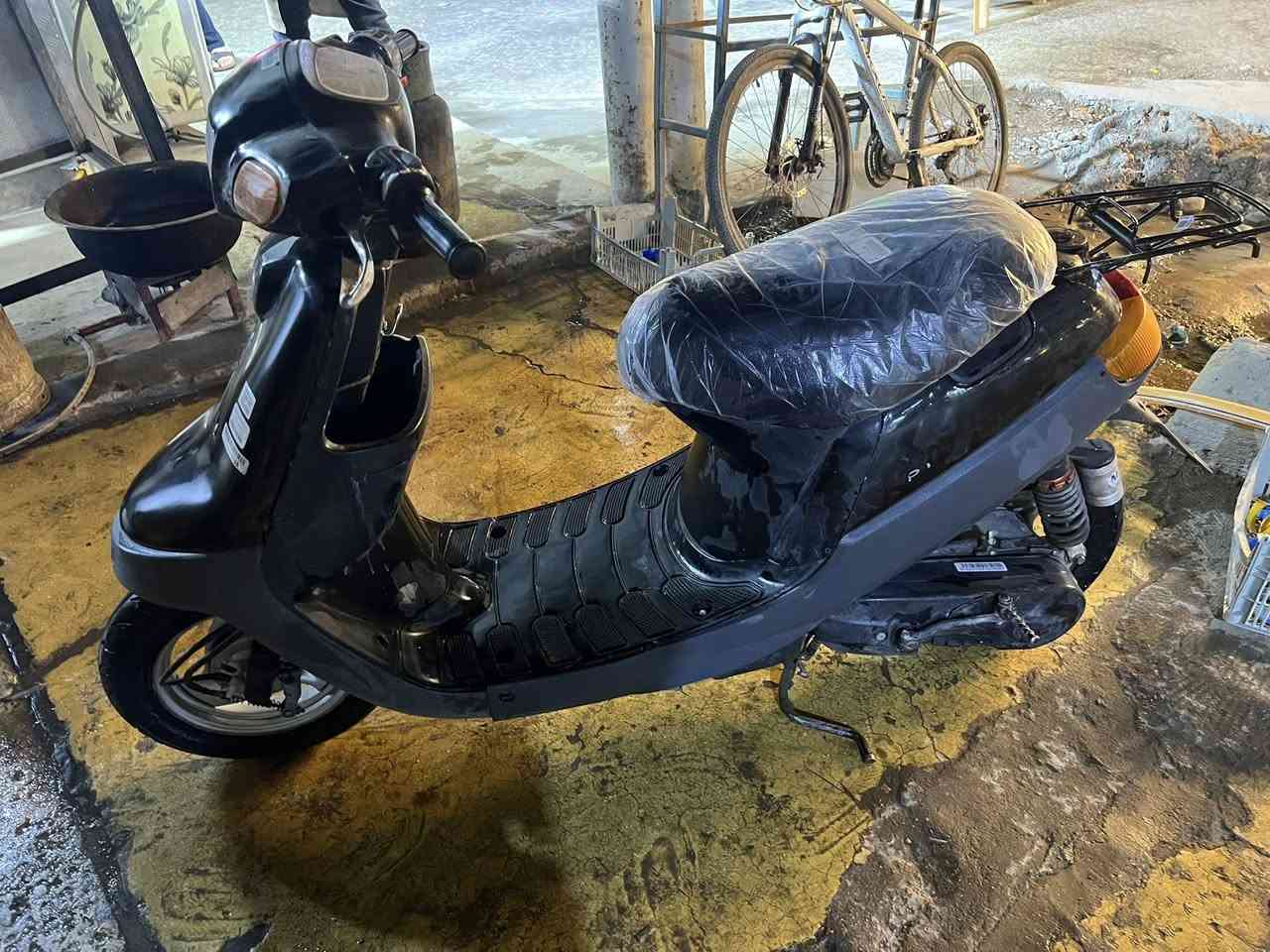 دراجة بطه نظيفه فول نظافه كهربائيات شغاله ومكينه بلاديه مامفتوحة تجي بنفسك تفحصهه وتشوفهه سعرها 325 وبيهه مجال بسيط مكاني بغداد الامين الثانيه رقمي *********** متوفر واتساب
