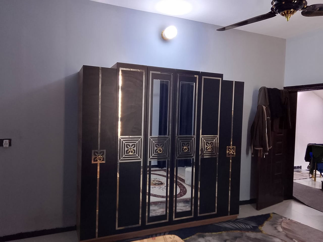 السلام عليكم بيت ب الانتفاظه الثانيه مساحة 100 متر طابو صرف بناء طابقين حديث قرب المحافظه الجديد الاستفسار على الرقم ***********
