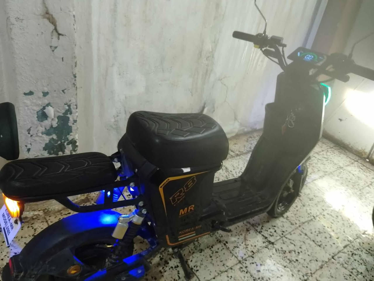 السلام عليكم....
دراجة شحن للبيع 
كوريا MR 
اللون اسود R8
كامل ونظيف 
اكو كسر بالاسفل مال الشاشة بس هي شغالة
واكو كسر بالمجمع مال الهورن من ورى ملحومة 
شغال ونظيف كلشي ما بي افحص واخذ 
مثل ما مبين بالصور 

السعر:450 وبي مجال 
التواصل :***********
