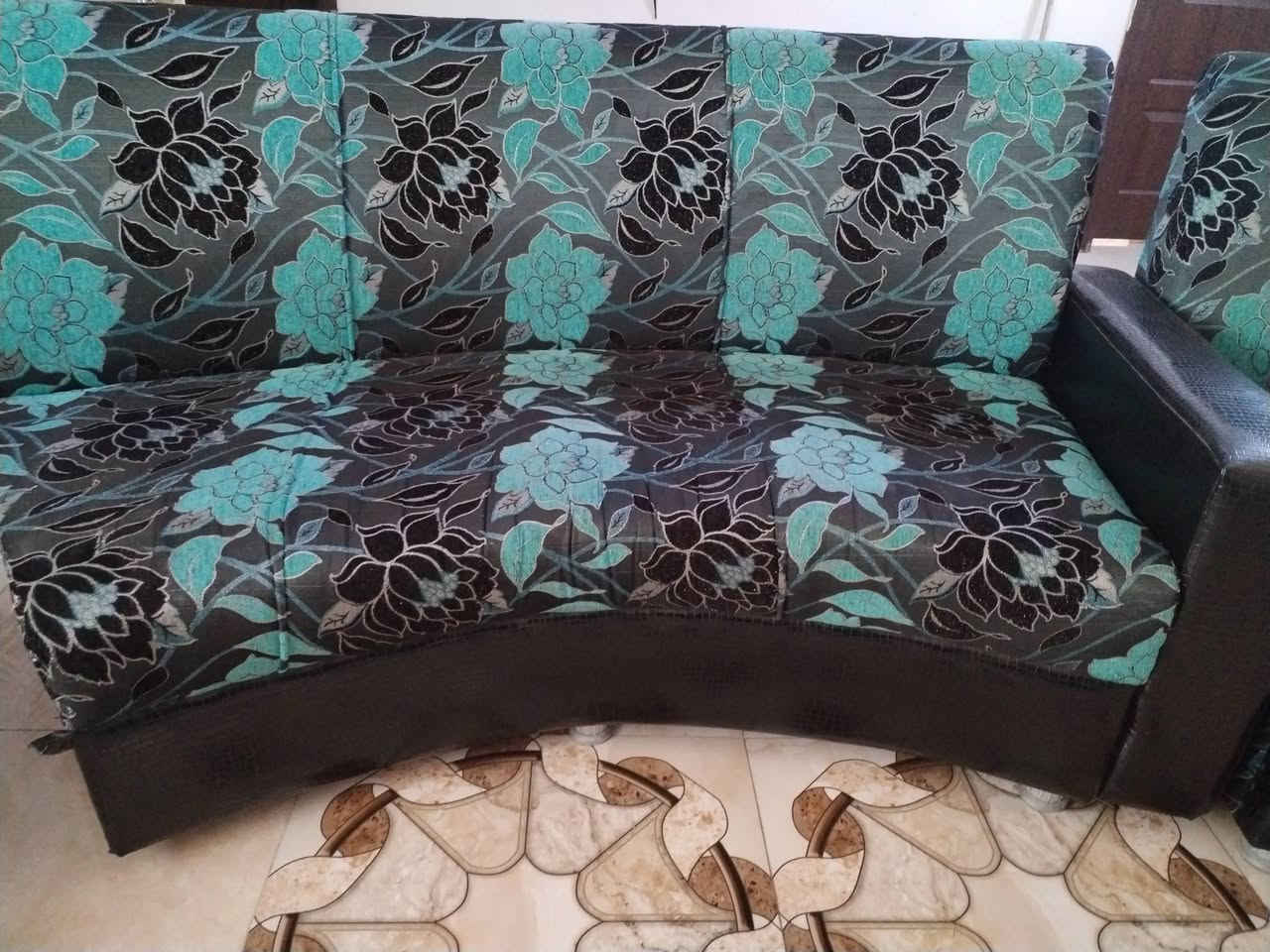 سلام عليكم عندي قنفات 5قطعه + معه 4كوشات ومعه 2مخده 60الف وبي مجال الي يريد يجي خاص او يتصل ع رقم ***********
