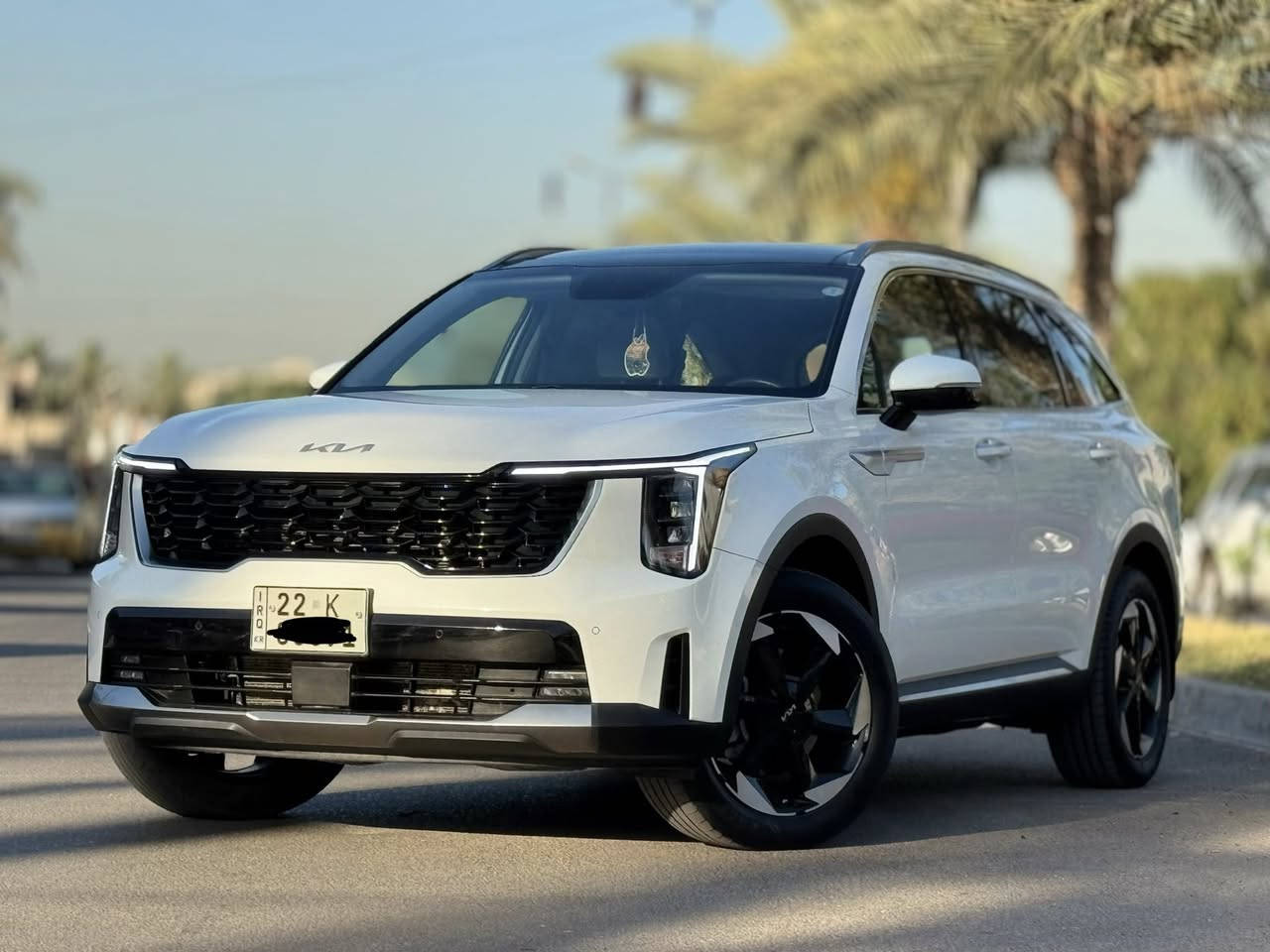 � للبيع كيا سورينتو 2024  🚘
المواصفات 
بانوراما
داتا شو 

🔹 موديل: 2024
🔹 المحرك: 3.500 v6
🔹 ناقل حركة أوتوماتيك DCT بـ 8 سرعات
ماشية ٥٥ الف كيلو
🔹 3 صفوف مقاعد (6 أو 7 ركاب)
🔹 شاشة معلومات وترفيه 12.3 إنج
🔹 شاشة عدادات رقمية 12.3 إنج
🔹 Apple CarPlay & Android Auto لاسلكي
🔹 نظام ملاحة GPS
🔹 شاحن لاسلكي للموبايل
🔹 كاميرا امامية+ خلفية
🔹 كاميرات نقاط عمياء داخل العدادات
🔹 حساسات أمامية وخلفية
🔹 مثبت سرعة ذكي (رادار)
🔹 الحفاظ على المسار ومساعد القيادة
🔹 تحذير الاصطدام الأمامي مع فرملة تلقائية
🔹 تحذير الخروج عن المسار
🔹 مراقبة النقطة العمياء
🔹 تشغيل بصمة ودخول ذكي
🔹 مقاعد مخمل فاخرة
🔹 مقود مدفأ
🔹 نظام صوت Bose فاخر 12 سماعة
🔹 باب خلفي كهربائي ذكي
🔹 إضاءة LED كاملة أمامية وخلفية
🔹 جنوط رياضية قياس 20 إنج
🔹 USB-C لجميع الصفوف
🔹 ستائر خلفية ومخارج كهرباء 115V
🔹 عدة أنظمة قيادة (Eco / Sport / Smart / Snow)  

وبقية المواصفات المعروفة

مكفولة من الصبغ والبارد
والتبديل والدبل كود

بيه رصعتين باب الصدر + باب الورا 

وجاهزه للفحص باي مكان يعجبك 
رقم اربيل تحويل بنفس اليوم 

السعر ٢٩٢$
بي مجال بسيط حك الجية 

العنوان بغداد الكرخ 
***********
