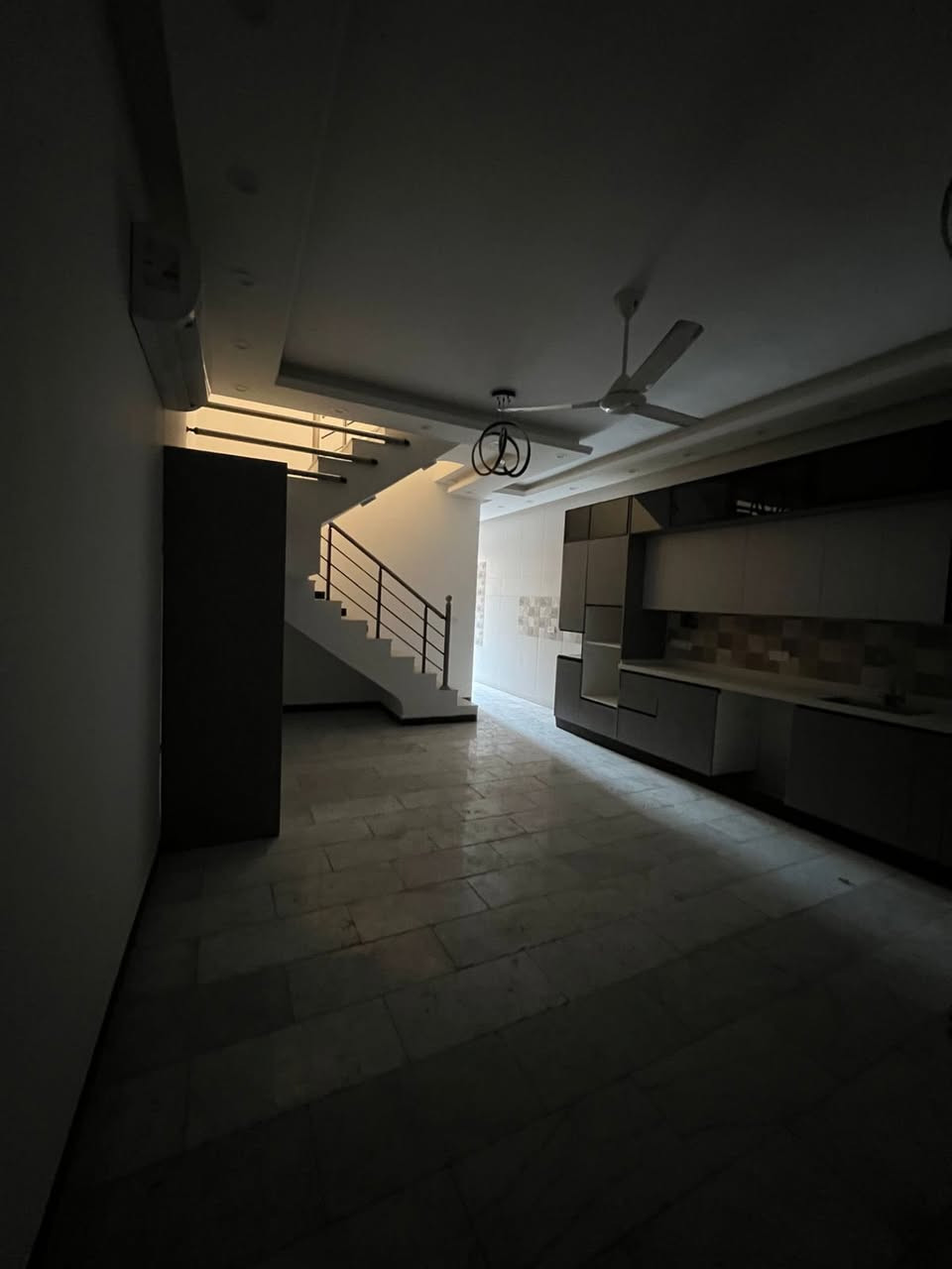 للـبـيـع في الـسـيـديـة

دار سكني بناء درجة اولى 
المساحة 100 مـتـر واجهة (5م) السعر مناسب جدا

الموقع مربع كامل ساجد الضباط

متكون من مدخلين 3 طوابق 4غرف نوم وصالة ومطبخ وخدمات عدد2

عندك بيت 🏠 وحاير شلون تبيعه احنة نجيبلك المشتري وبسعر الذي يناسبك

عندك بناء 🏗️ وما عندك وقت تبني احنة نبني لك بأسعار تنافسيه وبكوادر هندسيه مع توثيق مراحل العمل بالتصوير حتى تكون مطمئن

(التعامل والتفاوض مع صاحب العقار مباشر)

أهم انواع الاستثمار المالي هو الأستثمار العقاري .... مع الكوخ للتطوير العقاري . تستطيع استثمار اموالك بطريقة أمنة بشراء عقار في منطقة السيدية .
________________________________
للاستفسار الاتصال او المراسلة على :-

***********📞

 او زيارة موقع الشركة 📍
السيدية الضباط شارع المركز
الكوخ للتطوير العقاري
