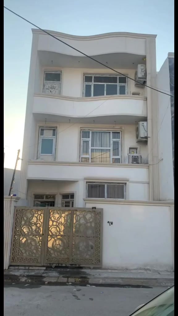السلام عليكم ورحمة الله وبركاته تحياتي للجميع مكتب ارض العرب للمقاولات العامه ***********.ابو زهراء الدوره شارع الشرطه قرب البيت 🏠 الجديد دار للبيع مساحة ١٠٥ طابو زراعي شارع رضا علون ثلاثة طوابق
