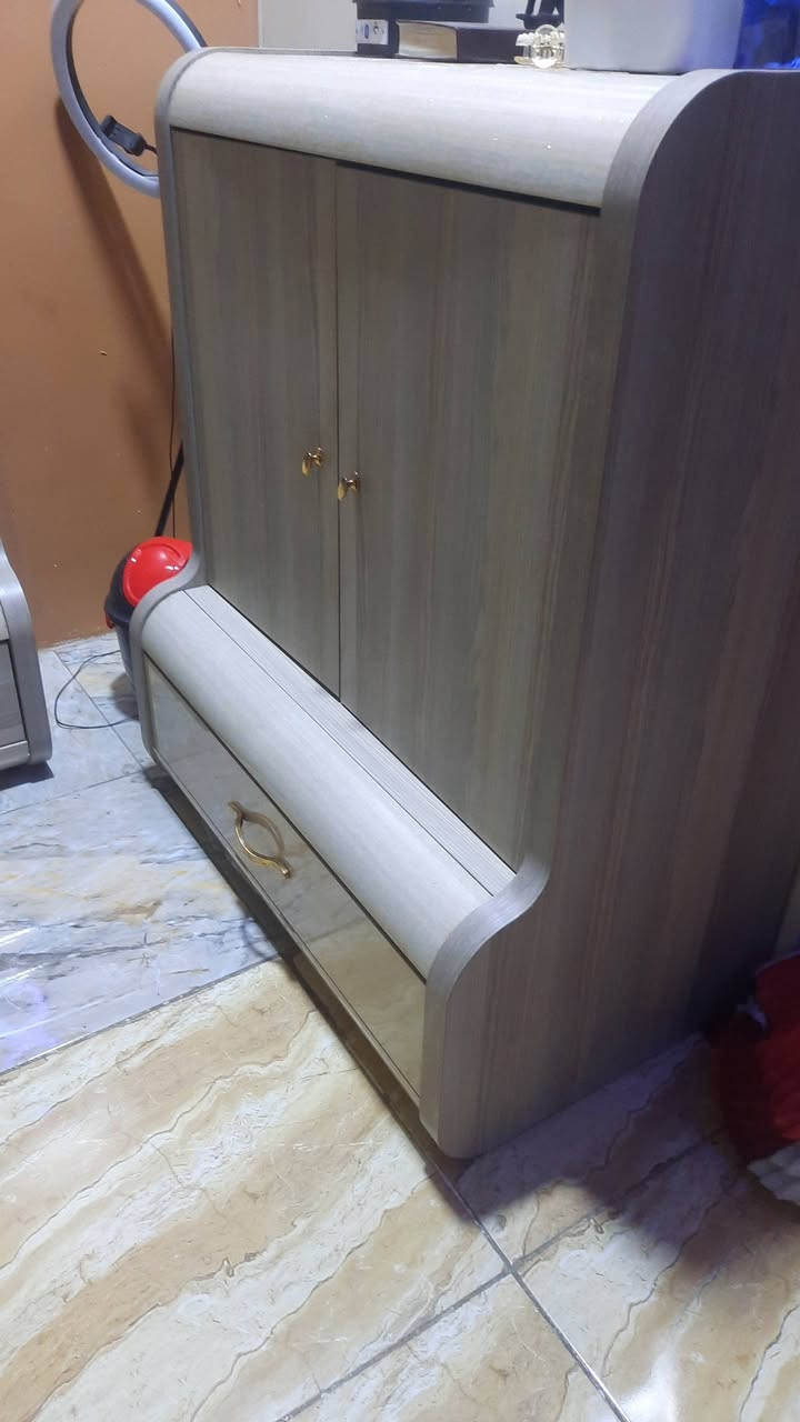 غرفه ضخمه خشبهااضداالمي وجامهااضدالكسرررنضافتهااا٩٥بال١٠٠جداحلؤه  وضخمه يحتاجلهااغرفه مساحه اكبررلذلك اريدابيعهاااسعرهااا١٨٠٠الشراي فقط يراسلناااا***********بغدادالجديده
