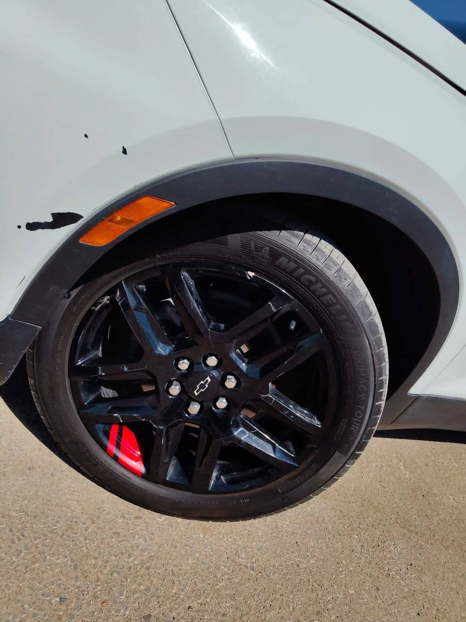 #المركبة : شوفرليت بلايزر موديل 2023 لون ابيظ
#الضرر : بنيد وجاملغ خلفي وربع الجنطة
#الرقم : حرة مدفوعة الكمرك وجاهزة للترقيم على اي محافظة حسب رغبة المشتري
#العداد : 24 الاف ميل حقيقي

#المواصفات  :
▪️السيارة : شوفرليت بلايزر BLAZER 2LT ريد لاين
▪️الموديل : 2023
▪️المحرك : 2.0L توربو (اربعة سلندر) 
▪️حجم الويل : 20
▪️لايتات زينون عالي وناصي مع حاجب LED
▪️بصمات عدد 4 للابواب مع بصمة تشغيل
▪️رادار امامي مانع تصادم
▪️حساسات الأنحراف عن المسار
▪️رادار جانبي (نقاط عمياء)
▪️حساس خلفي
▪️كشنات السيارة مخمل اسود
▪️تحكم فول كهرباء لكرسي السائق 
▪️شاشة الدشبول حجم كبير
▪️تبريد قطعتين امامي وخلفي
▪️تدفئة لكشنات المقدمة
▪️جنطة كهرباء
▪️تشغيل عن بعد
▪️كامرة خلفية دوارة اصل
▪️سايد بريك دكمة
▪️سستم صوت 
▪️تحكم ستيرن جهتين بلوتوث وحاكية وكروس سرعة وتحكم صوت 
▪️نظام ABS مانع انزلاق

السعر المطلوب :175 ورقة مع المجال
 
الاتصال على : ***********
