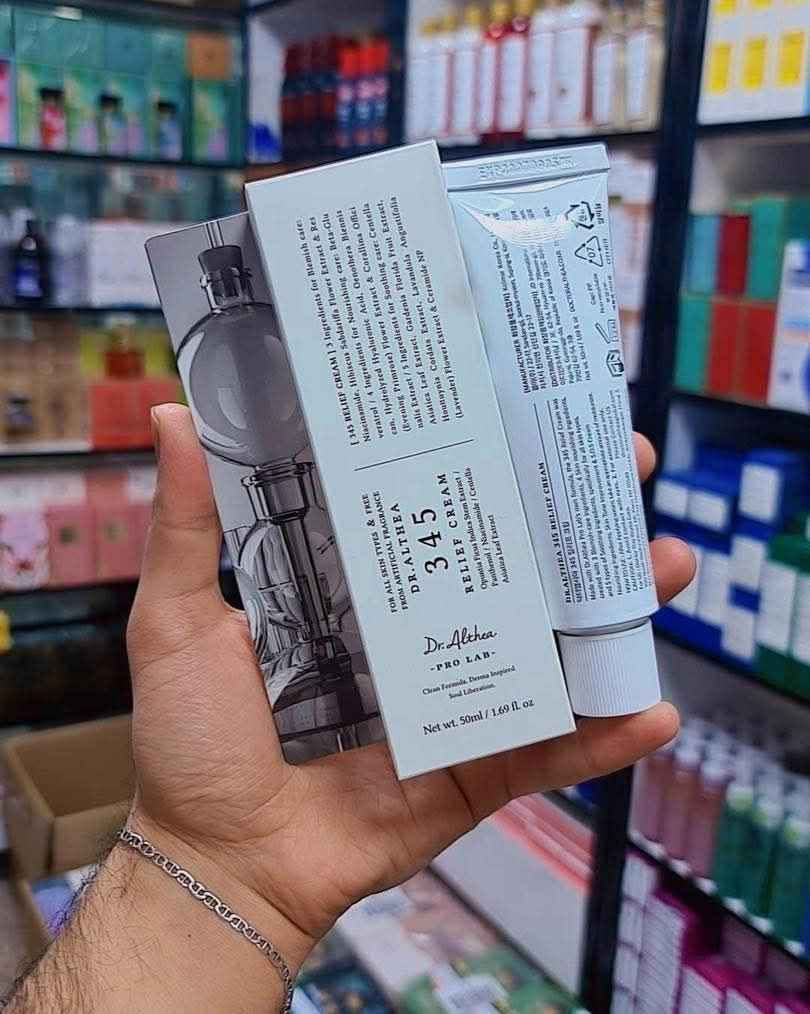 كريم 345 دكتور اليثيا 

هو كريم جل مرهم مجدد غني بالمواد المغذية التي تجمع بمهارة بين المكونات لمعالجة العيوب وتغذية البشرة وتوفير رعاية مهدئة،

 مما يؤدي إلى حل شامل للعناية بالبشرة. 

كريم ما بعد حب الشباب خفيف الوزن يميل بشكل فعال إلى آثار حب الشباب دون الشعور بالثقل

الفوائد الرئيسية 
↖️ تركيبة متطورة ثلاثية الفعالية تحتوي على 10.000 جزء في المليون من النياسيناميد ومستخلص التين الشوكي 

↖️ يقوي حاجز البشرة وينظم إفراز الدهون 

↖️ يوفر ترطيب طويل المدى ويهدئ البشرة المتهيجة 

↖️ يساعد على تفتيح البقع الداكنة وتوحيد لون البشرة 

↖️ ملمس حريري غير دهني 

↖️ معتمد للنباتيين وحاصل على تصنيف EWG الاخضر 

↖️ خالي من الالوان والعطور الاصطناعية 

#توصيل جميع المحافظات 🚗🚗 بغداد, العراق


**إذا كنت صاحب هذا الإعلان وتريد حذفه لأي سبب، رجاءا أرسل رسالة إلى الدعم الفني**