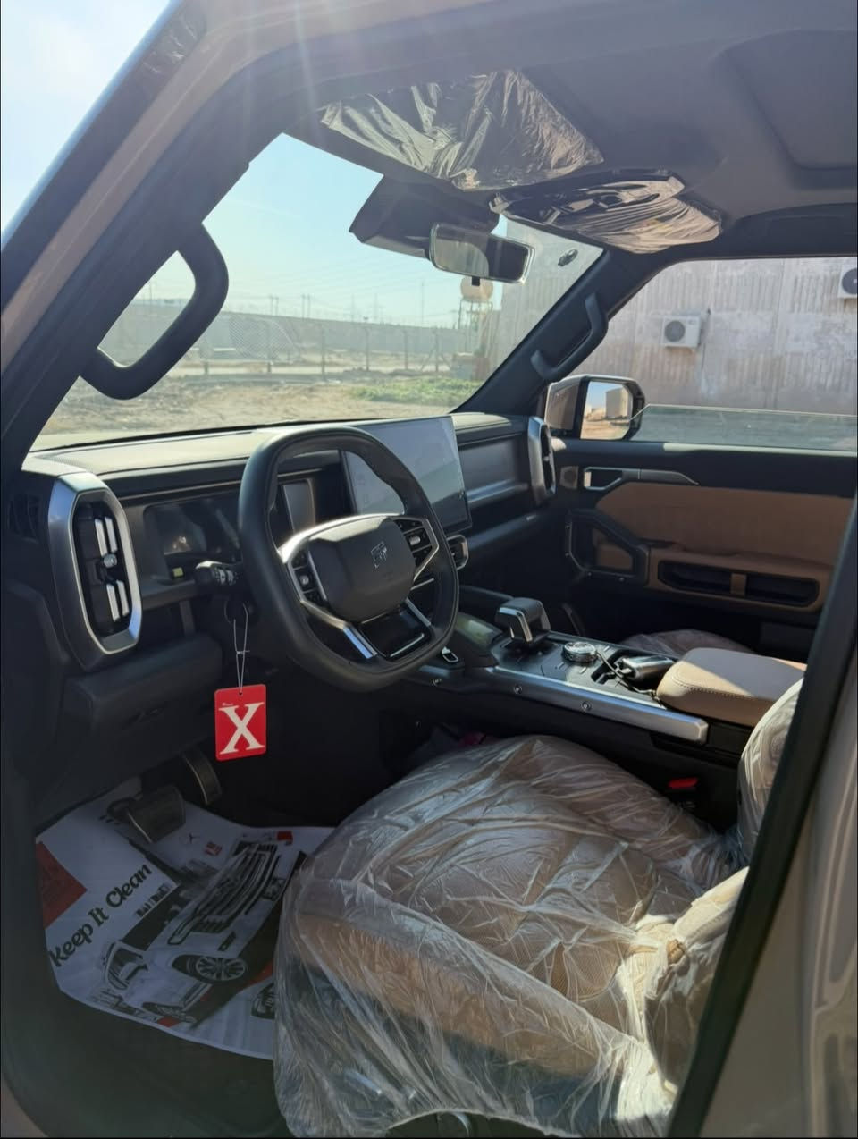 جيتور T2 2025
‏T2 2.0L LUXURY

اللون: الصحراوي (المميز) داخل بيجي

الموديل: 2025 (هارلم)
العداد: 17,000 كم قابل للزيادة 

المحرك: 4 أسطوانات L 2.0 تيربو 254 حصان حقن مباشر
عزم الدوران (نيوتن-م): 390
ناقل الحركة: اوتوماتيكي دبل كلاتش من 7 سرعات
نظام الدفع: نظام دفع رباعي متطور من BorgWarner

الضمان الأساسي: 6 سنوات وعداد كيلومترات مفتوح
ضمان المحرك: 10 سنوات او 1،000،000 
بعدها داخل الضمان و الصيانة كلها داخل الشركة 

المواصفات:

*فتحة سقف بانوراما 1.1م
*إطارات قياس 20 إنچ
*الصندوق شفط
*الشباك الامامي المضاء  بجيتور 
*مثبت سرعة مع رادار تفاعلي
*نظام القيادة شبه الذاتية
*نظام الكبح التلقائي في حالة الطوارئ
*نظام تحذير الاصطدام الامامي والخلفي
*كاميرات محيطية 540 درجة
*حساسات أمامية وخلفية
*نقطة عمياء
*نظام تحذير مغادرة المسار
*نظام المساعدة للبقاء في المسار
*شاشة التحكم بقياس 15.6 إنچ
*شاشة القيادة بقياس 10.25 إنچ
*نظام صوتي متطور 12 سماعة من Sony
*نظام أبل كاربلاي وأندرويد أوتو لاسلكي
*نظام اوامر و تحكم صوتي
*مقصورة الركاب من الجلد الفاخر والكنتارا
*مقعد السائق والراكب كهربائي
*مقاعد السائق والراكب مبردة
*مقاعد السائق والراكب مزود بذاكرة لحفظ 3 وضعيات الجلوس
*إنارة ترحيبية مع إنارة محيطية متعددة الالوان
*عتبات الأبواب مضيئة
*مصابيح أمامية وخلفية أوتوماتيكية LED 
*التكيف التلقائي للضوء العالي
*نظام تقليل الضجيج النشط مع زجاح مزدوج
*المرايا الجانبية قابلة للطي كهربائياً ومدفئة
*دخول ذكي و تشغيل عن بعد
*خاصية إغلاق نوافذ وفتحة السقف عن بعد
*شاحن هاتف لاسلكي سريع
*نظام تنقية الهواء PM2.5 وفلتر N95
*مسند الذراع الوسطي مع ثلاجة
*انماط قيادة متعددة للطرق الوعرة
*وسائد هوائية امامية و جانبية عدد 6
*ماسحات الزجاج الأمامي مع حساس للمطر
*دوسات جانبية
*نظام الفرامل الأوتوماتيكي Autohold
*نظام التحكم بنزول المنحدرات
*نظام المساعدة لصعود المرتفعات
*نظام مراقية ضغط الاطارات

مكان السيارة بغداد/الشعب ***********
