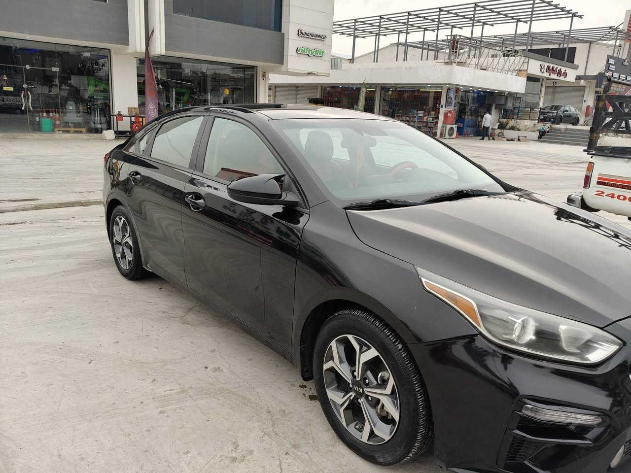 كيا فورتي
🖐🏻⬅️وارد أمريكي🇦🇲 

🖐🏻⬅️موديل2021🙋🏻‍♂️

🖐🏻⬅️مواصفات نصف فول💯 

🖐🏻⬅️رقم اربيل مسطره👍 

🖐🏻⬅️بيها كابون بانزين⛽ 

🖐🏻⬅️محرك➕كير شرط🔥 

🖐🏻⬅️الضرر موضح بل سونار 🌌

🖐🏻⬅️شرط التحويل🤝 
مكان السيارة  الموصل
🚦السعر137 وبها مجال
***********
