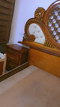 سرير • أثاث غرفة نوم