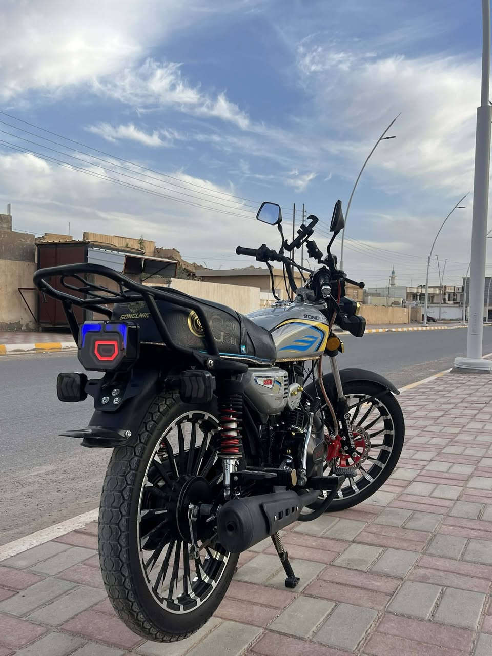 السلام عليكم
سونلك للبيع
موديل 25 بعده نضيفف سبانهه ممدوده عليهه
نضافه كدام عينك محركه SBF اقوه نوع محرك ضاغطه وزنجيل
وياه ورقه اجتي 
سعرهه ٧٧٥ وبي مجال
مكاني الخمسه كيلو قرب مركز الحريه
*********** متابح بي واتساب
وهاذ الثاني فقط اتصال ***********
