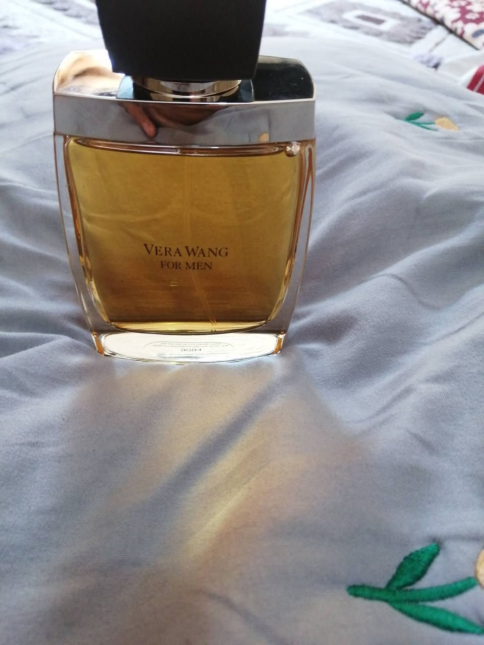 السلام عليكم
*للبيع عطر فيرا وانغ رجالي أصلي - Vera Wang for Men EDT 100ml* 

*المواصفات:*
- *النوع*: أو دو تواليت رجالي 
- *الحجم*: 100ml - باقي بيه تقريباً 70-75% 
- *الصناعة*: Made in USA أمريكي أصلي 
- *الباركود*: 88575117004 
- *الريحة*: كلاسيكية نظيفة - برغموت وزنجبيل + خشب الأرز والمسك + عنبر وفانيلا
- *الثبات*: 4-5 ساعات على الملابس
- *الحالة*: مفتوح ومستخدم، البخاخ شغال 100%

*ملاحظة*: العطر توقف إنتاجه وصار نادر، محبين العطور الكلاسيكية يدورون عليه.

*السعر: 55,000 دينار  المكان حي النواب قرب اسواق برتقاله🌹


**إذا كنت صاحب هذا الإعلان وتريد حذفه لأي سبب، رجاءا أرسل رسالة إلى الدعم الفني**