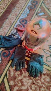 خوذه رياضي وكفوف امريكي كلهن 50 الاتصال على الرقم 07519063723 او077483...