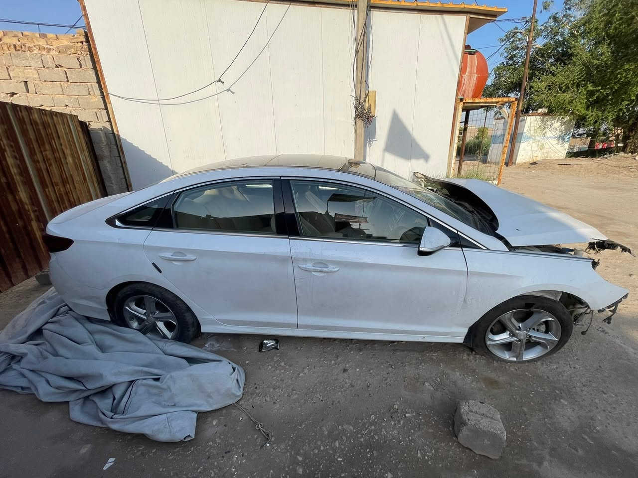 سلام عليكم سوناتا 18 للبيع
السيارة فول مواصفات عدا البصمة 
 بانوراما 
رادار جانبي امامي خلفي 
شاشة بلادي 
كشن كهربائي 
تبريد قطعتين 
مري شفط 
فول تحكمات 
تحديد مسار 
مانع انزلاق 
السيارة حادثها اللي بالصور 
السعر 115 وبيها مجال 

مكلف بالنشر رقم صاحب السياره 👇🏻 
***********
