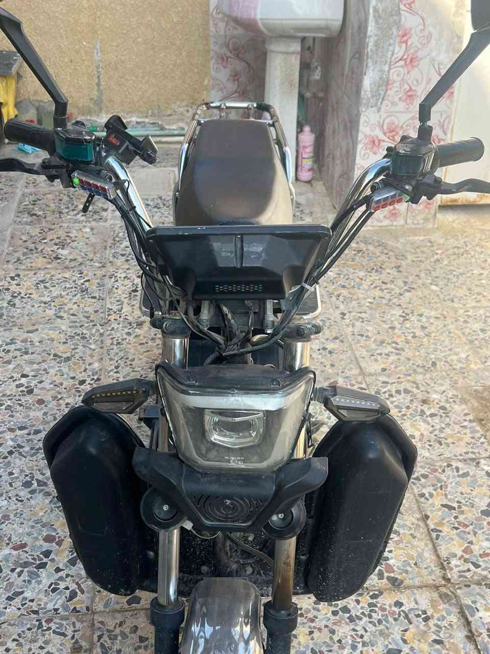 سلام عليكم عندي دراجة شحن هارلي  بس شاشه شكل كبيره موديل 2025 أو مراوس دراجة بريز أو سكنس عنوان  بغداد الراشديه مقابيل جسر الحسينيه سعر 600 بيها مجال ***********
