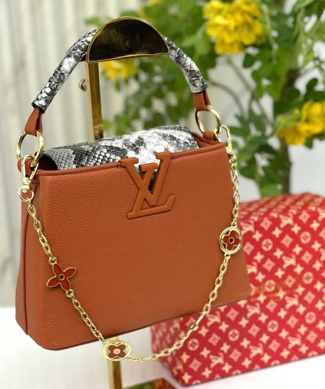 حقيبة Louis Vuitton الفاخرة – عنوان الفخامة والجاذبية.

بتصميم أنيق من الجلد الطبيعي بنقشة جلد التمساح الفاخرة، تجمع هذه الحقيبة بين الرقي والقوة. مزينة بشعار LV المعدني الأيقوني ولمسات ذهبية تضيف لمسة ساحرة لكل إطلالة. مثالية للمرأة العصرية التي تبحث عن التميز في كل تفاصيلها.

قطعة فنية تعبّر عن ذوقك الرفيع وأناقتك اللافتة. هل ترغبين أن أجهز وصفاً قصيراً لوسائل التواصل أيضاً؟


**إذا كنت صاحب هذا الإعلان وتريد حذفه لأي سبب، رجاءا أرسل رسالة إلى الدعم الفني**