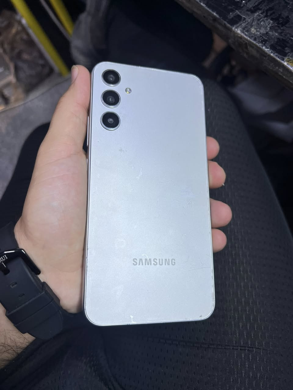 السلام عليكم
جهاز A34
ذاكرة 128
بي فطر كلش بسيط بزاوية مثل ما موضح بالصورة وكامرة رقم ١ ترمش 
السعر ١٢٥
مكاني بغداد 
***********
