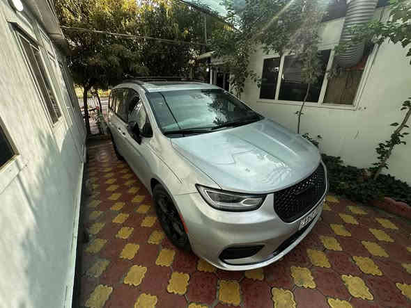 سلام عليكم عندي كرايزلر بسفيكة 2023
السيارة لمتد s فول مواصفات
محرك 3600 V بنتستار المعروف
السيارة ماشية 11 الف ميل فقط 
1 بنراما فتحتين 
2 قيادة ذاتية
3 بريك اوتو 
4 حساس زدحام
5كشنات كهربائية جلد تدفئة + تبريد + الكل بلع يدخلن جوة ماعدة السايق والصدر 
6 ستيرن فول تحكمات + تدفئة 
7 مرايات شفط +قلاب عل جوة من ترجع بك 
8 صندوك كهربائي +شفط + فتح ذاتي عندتمرير القدم 
9بيبان سلايدات كهربائية وفتح بلبصمة 
10 خمس بصمالة
السيارة دخلت تخريب جام مكسر والتنتة مبيوكة
 بيهة خسفة بدايت القمارة اثر ضربة بوري ساحبيهة وصابغيهة لا ايرباك ولا بيهة قطعة مبدلة سيارة جديدة بمعنة الكلمة تجي وشوف بعينك 
***********
