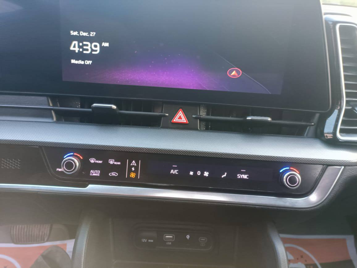 ,كيا سبورتج برستيج 2024
KIA SPORTAGE SX PRESTIGE
 فول مواصفات 1/1  لون اسمنتي بدون رقم حجم L  
 
وارد امريكي : السياره حادثه صبغ شبر جاملغ وباب تبديل مال كصه امريكي.السياره اجت بيه كلير من امريكا بالجنطه كما موضح في الصور .
🔷مواصفاتها 
🔹السيارة ماشية 37 الف
 🔹محرك 2500 
🔹 كير 8 نمر 
🔹بانوراما
🔹سياره 2درايف المرغوبه بالسوق 
🔹رجاج بالستيرين عندالتنبيه
🔹بصمة : تشغيل عن بعد
🔹 صندوث كهرباء
🔹شاشة كبيرة على طول  الدشبول تدعم  ابل كاربلاي واندرويد اوتو وفول تحكمات
🔹كيجات الكترونية متغيرة حسب الوضعيات
🔹 انظمة القيادة : سبورت - سمارت - نورمال
 🔹كشنات كهرباء فول 
🔹كراسي كهرباء فول تحكم مع كشن امامي متحرك عند النزول اوتماتيك
🔹اضواء ترحيب عند الاقتراب مع ترحيب داخلي عند الصعود او المغادرة
🔹شحن وايرليس
🔹 منافذ تايب سي عدد 3 مع 2 في الكشنات ومنفذ يو اس بي ومنفذ جداحة
🔹 هاند بريك بصمة
🔹 اوتو هولد
🔹كاميرات 360 مع بالاشارات الجانبية مع وضعيات مختلفة للكاميرات
🔹 فول رادارات امامية وخلفية وجانبية . نقطة عمياء وحساسات امامية خلفية 
🔹 تحديد مسار ذكي
🔹 قيادة ألية ذكية
🔹 نقطة عمياء
🔹 كروز سرعة
🔹 تدفئة كشنات 
🔹 سستم صوت هارمن 
🔹 خزن كشن سائق ميموري وضعيتان
🔹 ويل كب حجم 19 وحساس اطار ،        
🔹 اشاير بالمري
🔹 تشغيل عن بعد
🔹 شاشة لمس متغيرة لتحكم الميديا او لتبريد
🔹 ستيرن فول تحكمات
🔹 السيارة 2 ويل يعني المرغوب بل سوق 
🔹اللوان متغير للدشبول و ابواب السيارة

◾للأستفسار عن السعر اتصل أو واتساب على الرقم ***********
