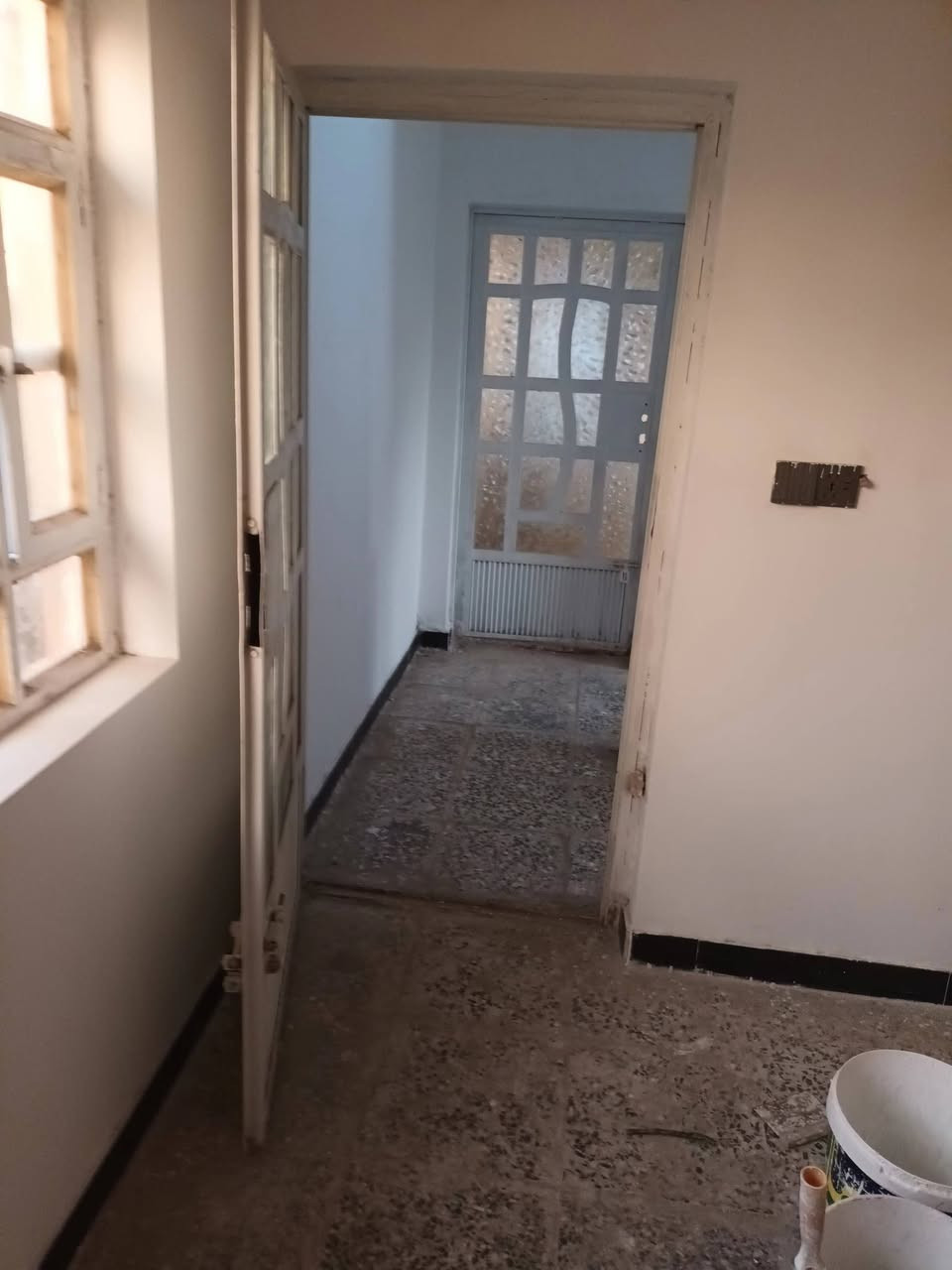 شقة للايجار طابق اول .. المساحة (٨٥)م ، تحتوي على غرفة وصالة ومطبخ وحمام ومنور خارجي ، المكان المعلمين قرب ثانوية القادة للبنين، المبلغ (٤٠٠) الف ، وبيه مجال.
اتصال على الرقم *********** وبيه واتس اب .
