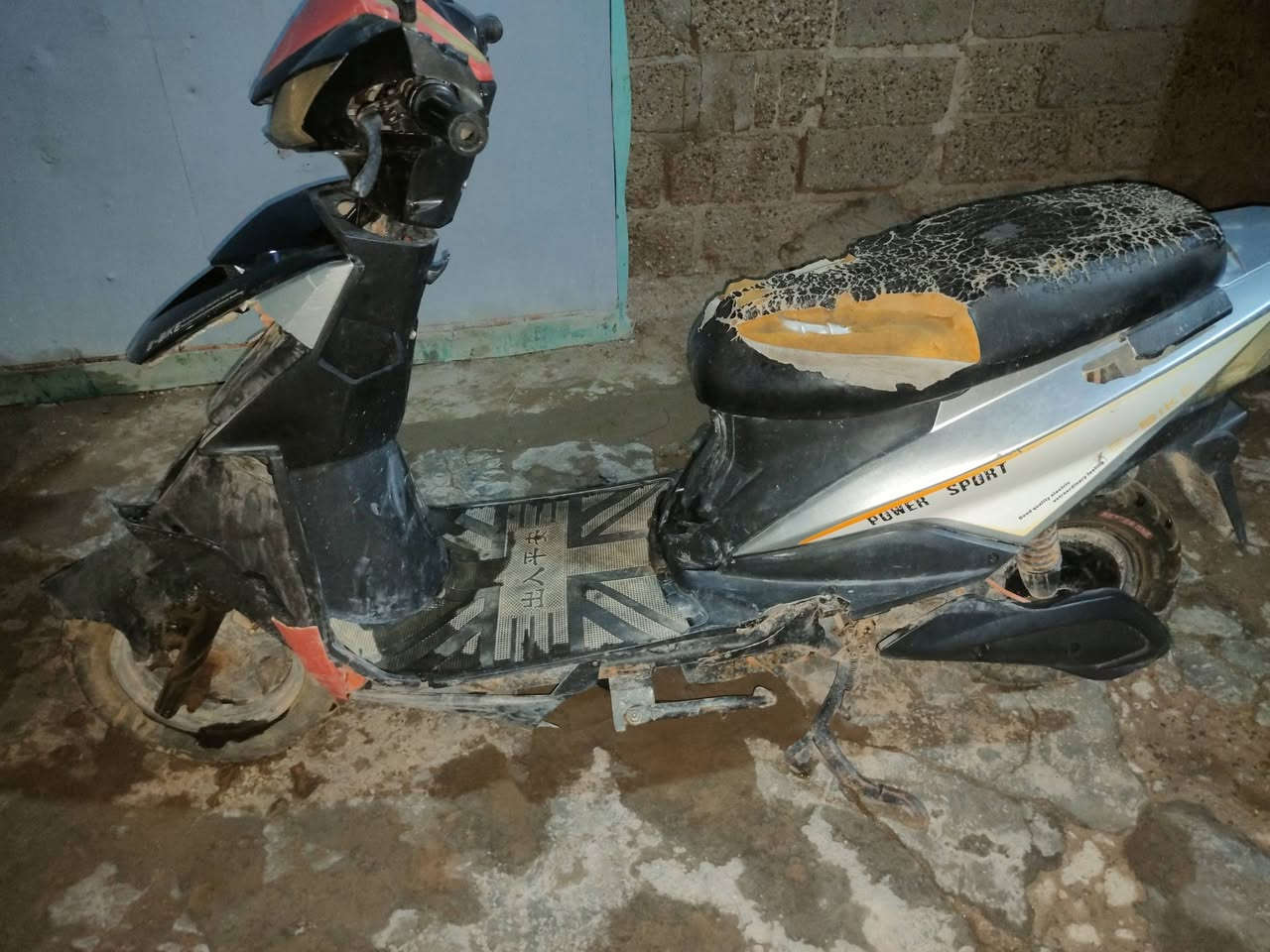 دراجه شحن للبيع
الموطور شغال بس بطارياته حيل تعبانه 
5 بطاريات كهربائيات شغاله 
ابيعه على وضعه يعني عوزه بطاريات 
150 وبي مجال قليل 
مكان فلوجه حي الشهداء 
واتساب ***********
