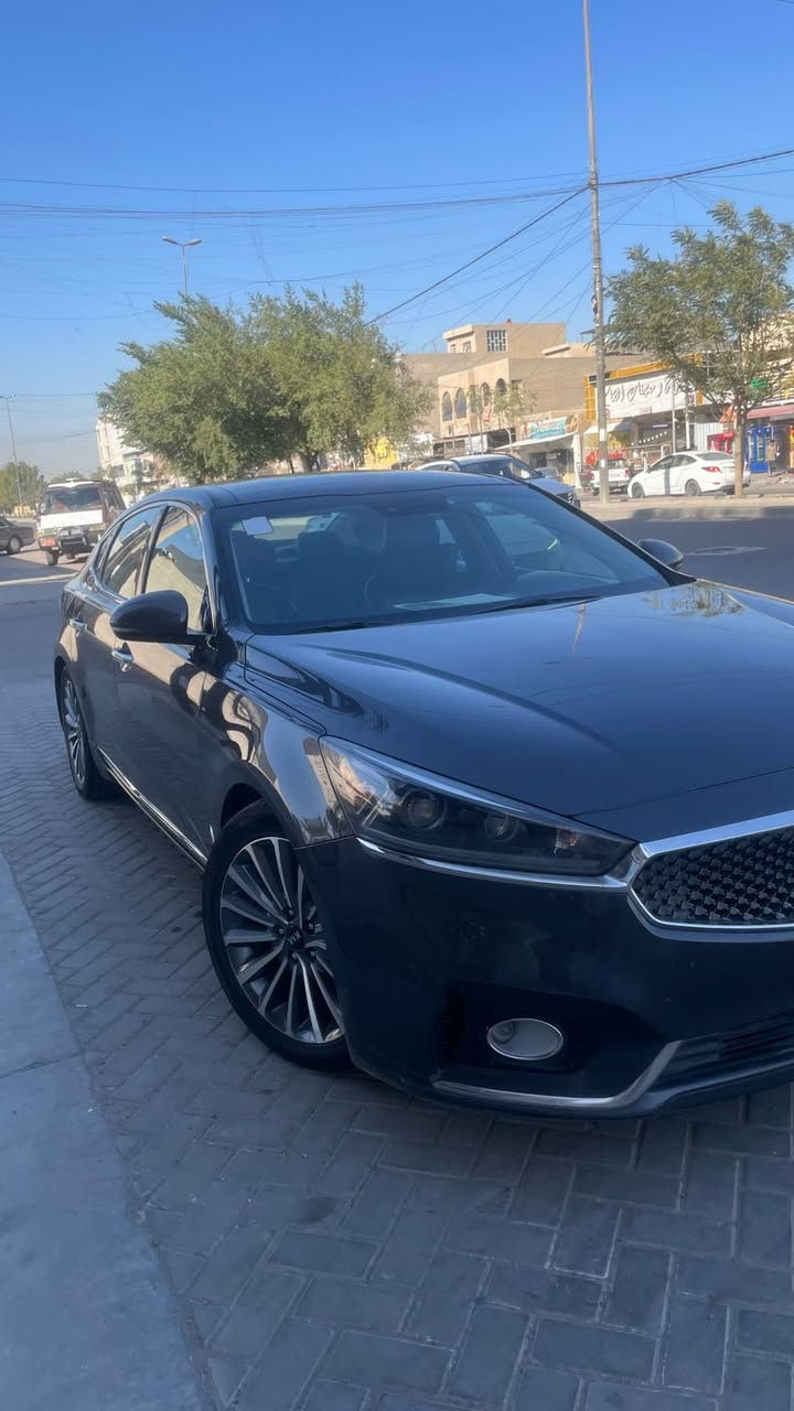 السلام عليكم للبيع كيا كادنزا 2017 امريكي مكينة 6 سلندر حادثها كلش بسيط باب عكس السائق بجم كبس سيارة جديده وعليها ادامة كامله فول مواصفات وميحتاج اذكرهن كير مكينه تبريد كلهن مكفولات السياره رقم بغداد القديم وتحويل ثاني يوم هذا احد شروط البيع 
مكان السياره بغداد السيدية 
*********** 
السعر 148 وبيها مجال بسيط
