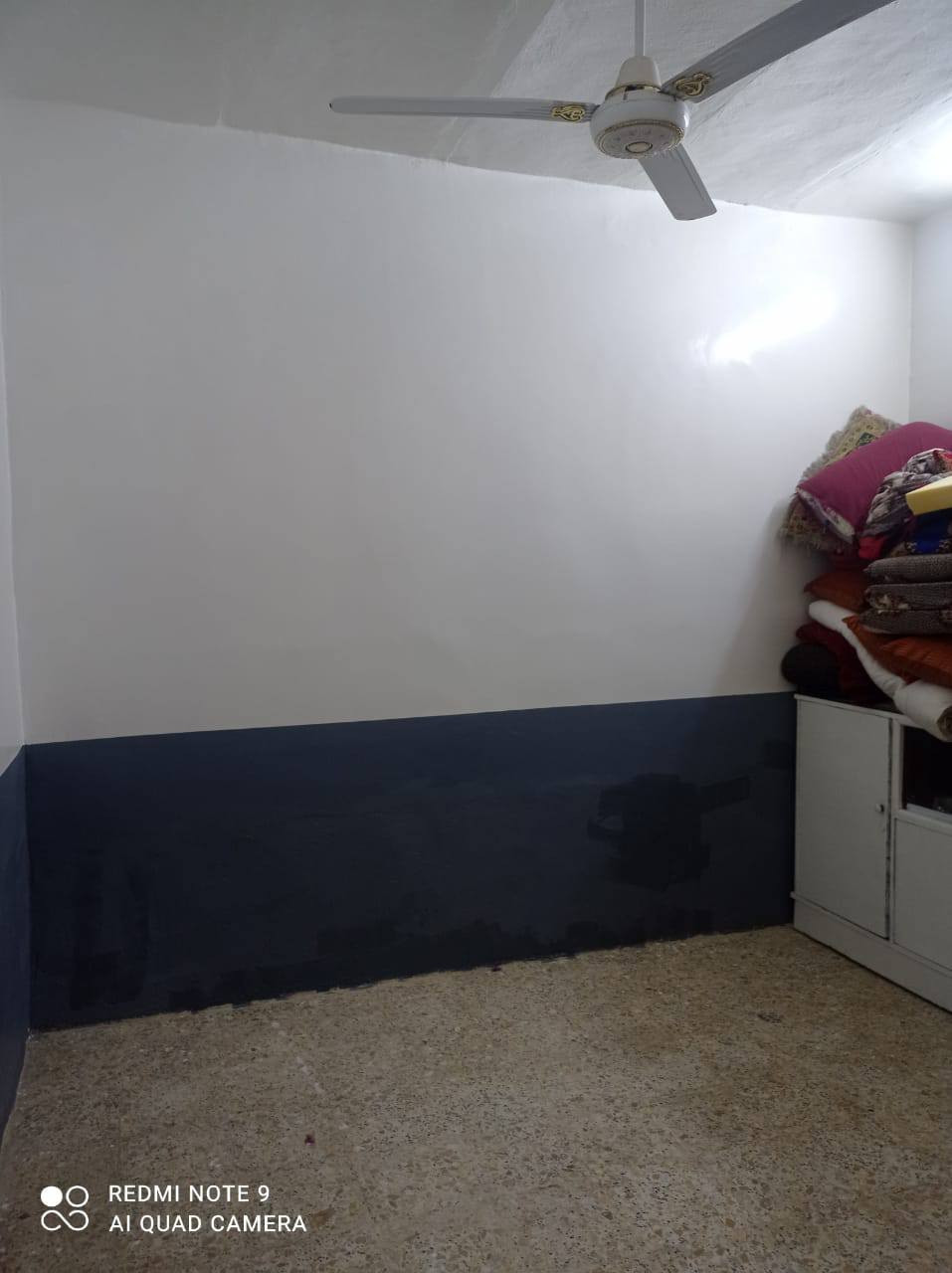 السلام عليكم البيت المساحه 100 متر يحتوي على غرفتين وصاله ومطبخ وبراني وحمام تواليت داخلي وحمام تواليه خارجي ومكشوفات اثنين الارضيه صبرا باط والبنيان بلوج قلاب البيت جديد  🏡  هذا رقم التليفون بي واتساب*********** النجف, العراق
